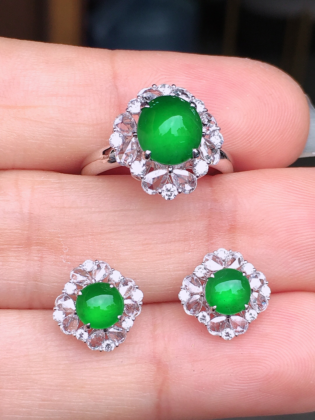 阳绿蛋面套装（耳钉+戒指），色泽均匀艳丽，玉质细腻，荧光感超
强，饱满圆润，尽显优雅气质，18k
金豪华镶嵌