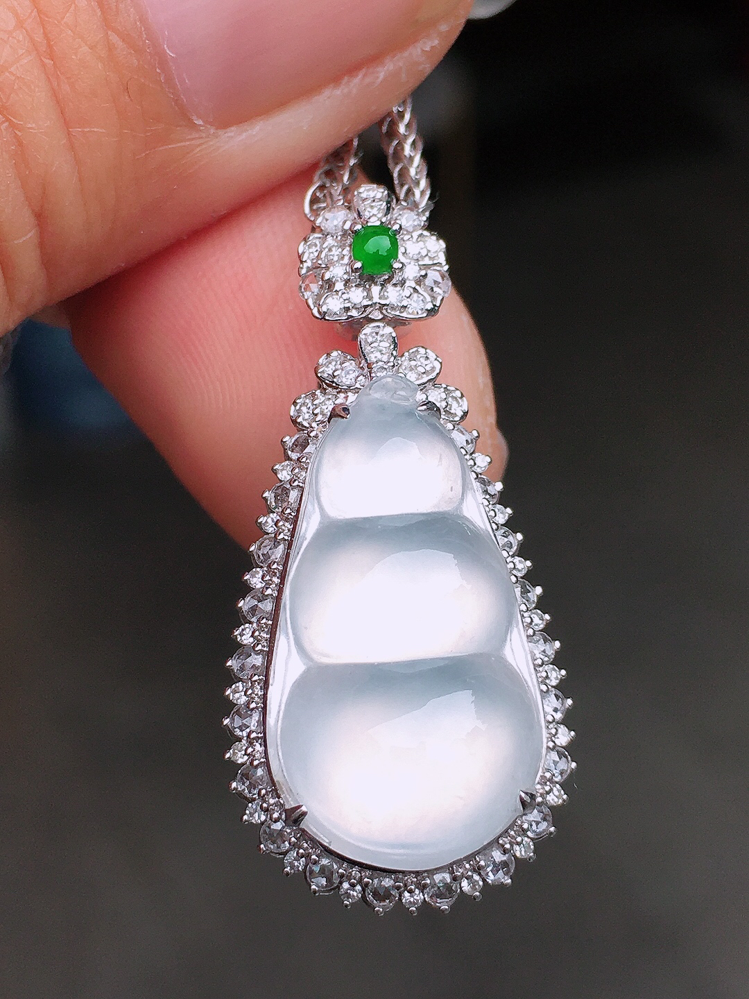 冰种福豆吊坠，玉质细腻，荧光感超
强，饱满圆润，尽显优雅气质，18k
金豪华镶嵌