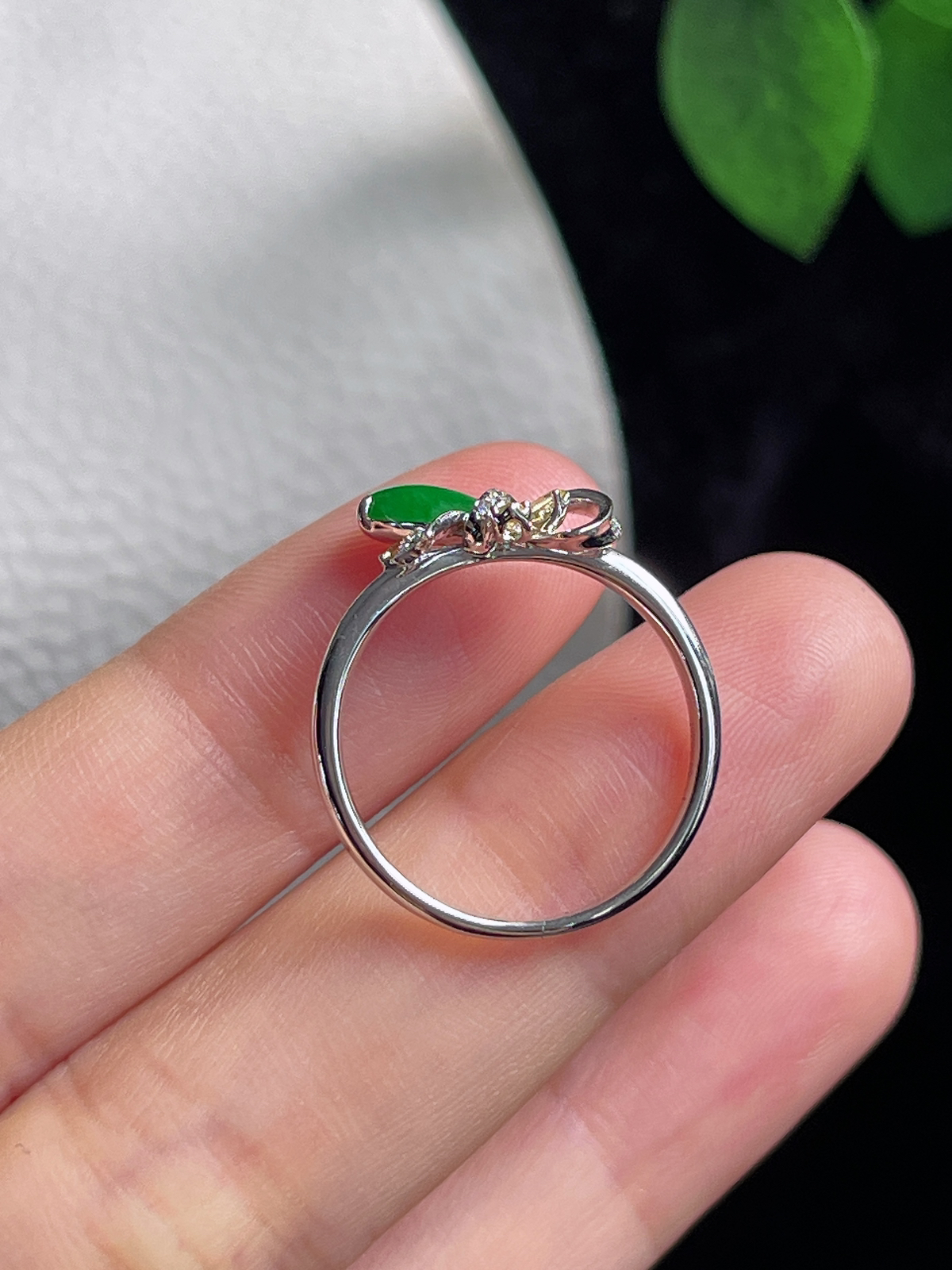 18k金 翡翠糯化种满绿色蝴蝶结戒指