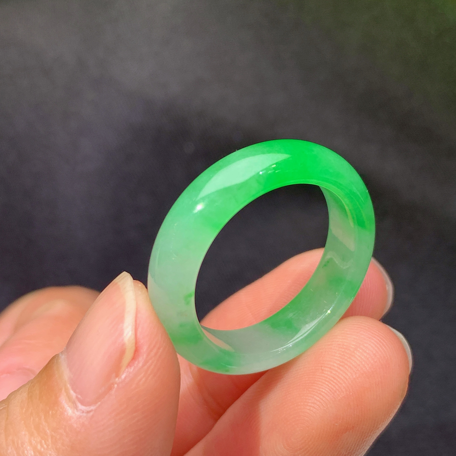 冰飘绿戒圈，指环，冰润色阳，玉质细腻，种水足，Ax 圈口18 尺寸5.7*3.2