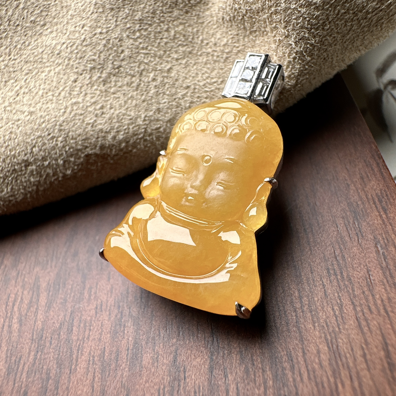 【冰种黄翡宝宝佛】冰感十足，通透感好，质地细腻冰润，通体起荧光。18k金钻镶嵌，裸石尺寸21*16.6*4毫米