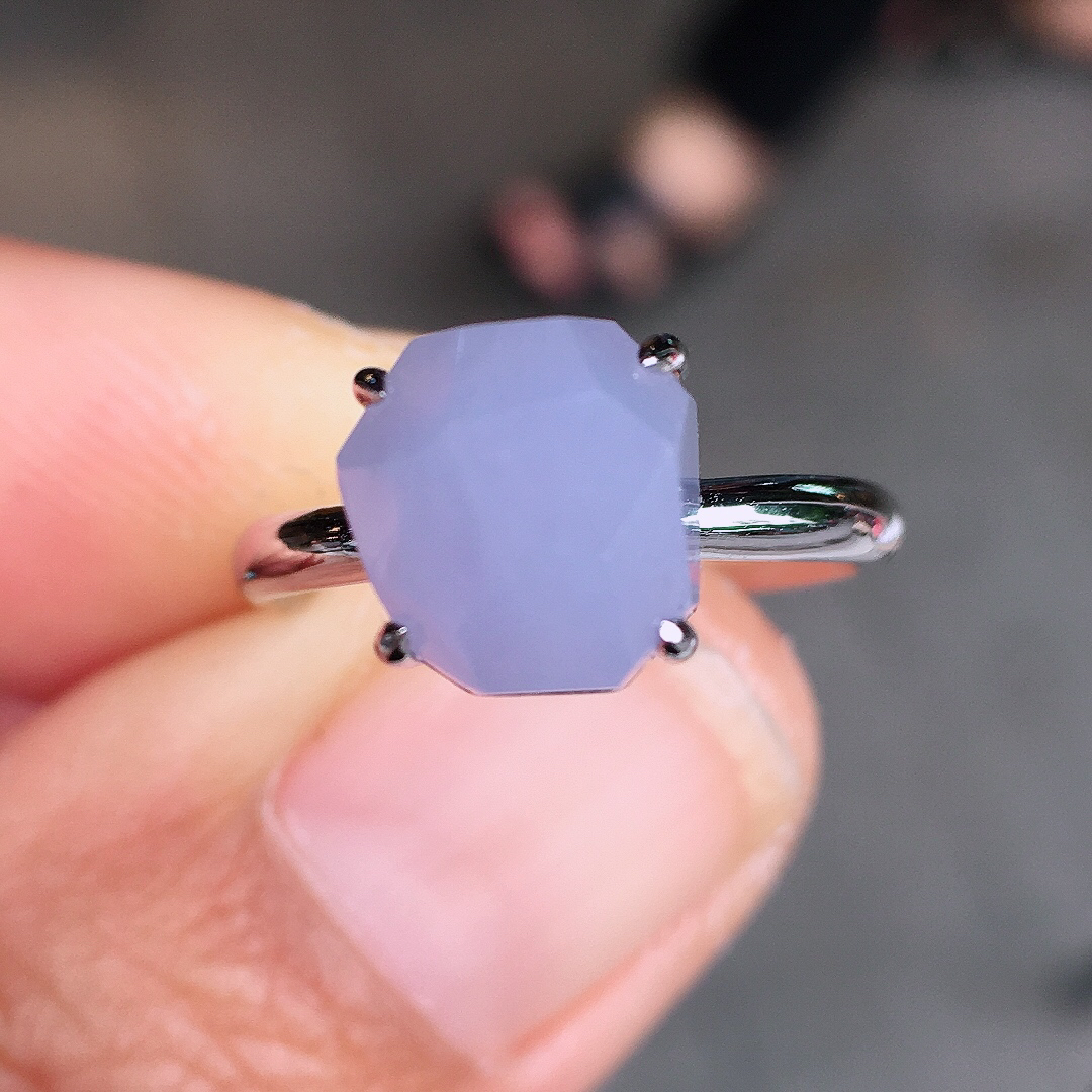 紫罗兰方块戒指，色泽均匀艳丽，玉质细腻，荧光感超
强，饱满圆润，尽显优雅气质，18k
金豪华镶嵌