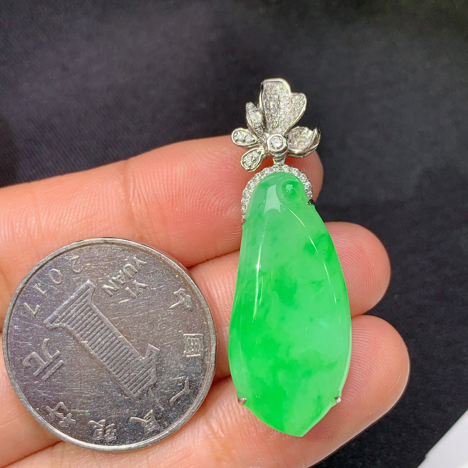 冰阳绿福瓜吊坠，18k金镶嵌，冰润色阳，玉质细腻，种水足，Zha 尺寸39.3*13.4*6.3