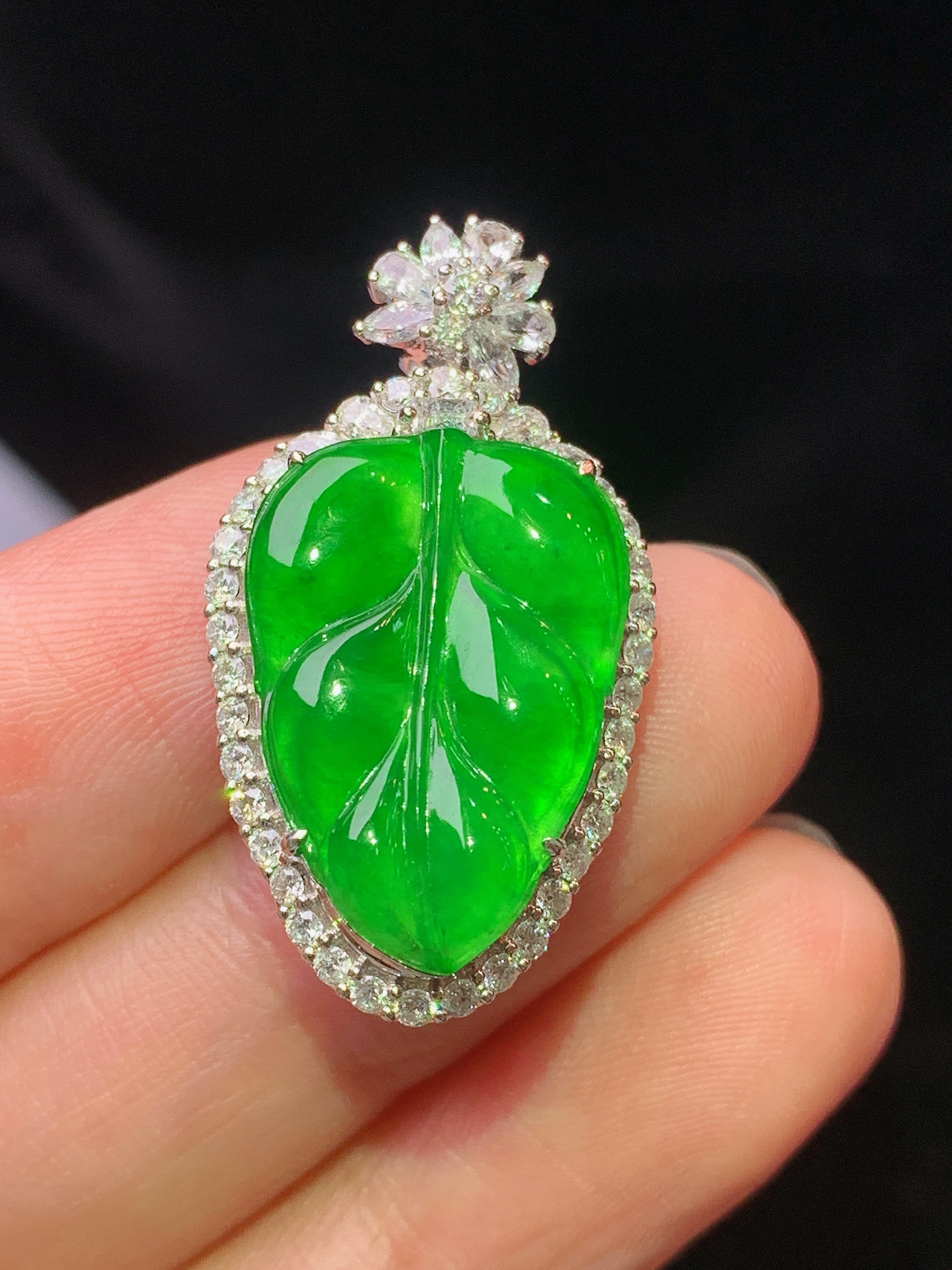 18k金钻镶嵌满绿树叶吊坠 玉质细腻 色泽艳丽清新 水润亮眼 整体尺寸30.5*16.8*9.2m4