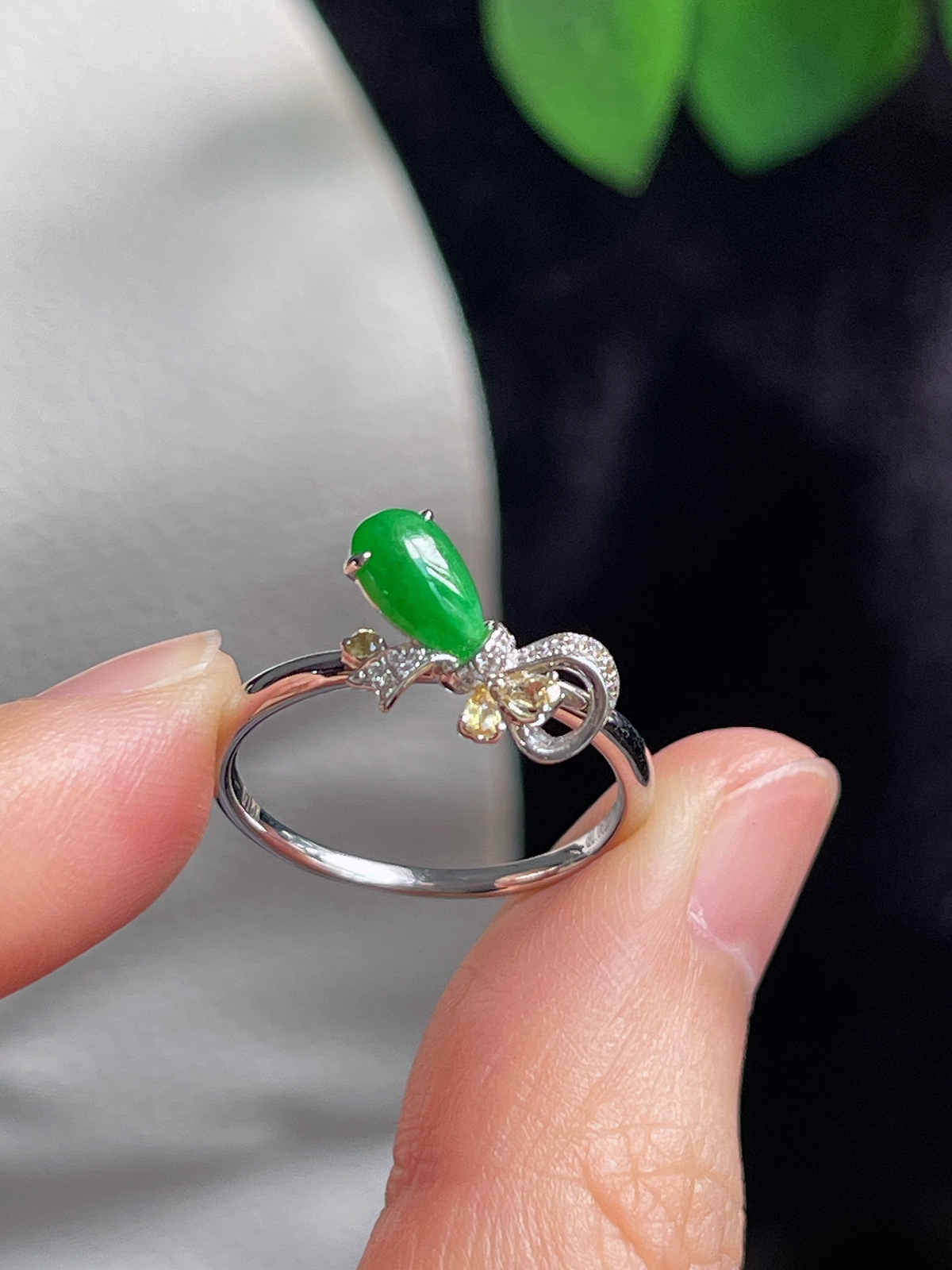 18k金 翡翠糯化种满绿色蝴蝶结戒指