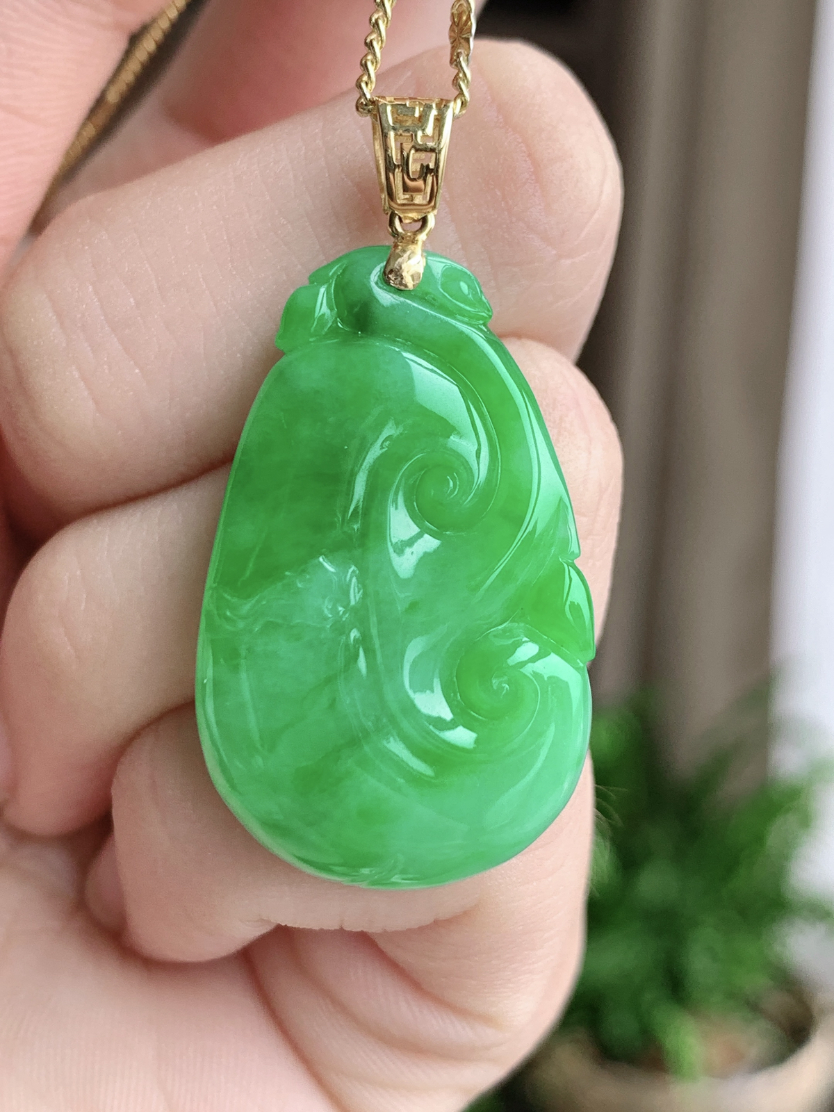 【镶嵌】冰阳绿如意吊坠  
【说明】缅料 18k金镶嵌 性价比高
【整体】39.5
【裸石】32-19.5-6.2