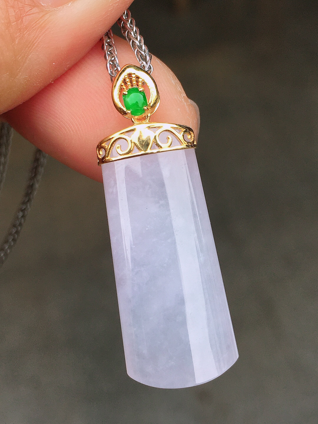 淡紫罗兰无事牌吊坠，色泽均匀艳丽，玉质细腻，荧光感超
强，饱满圆润，尽显优雅气质，18k
金豪华镶嵌