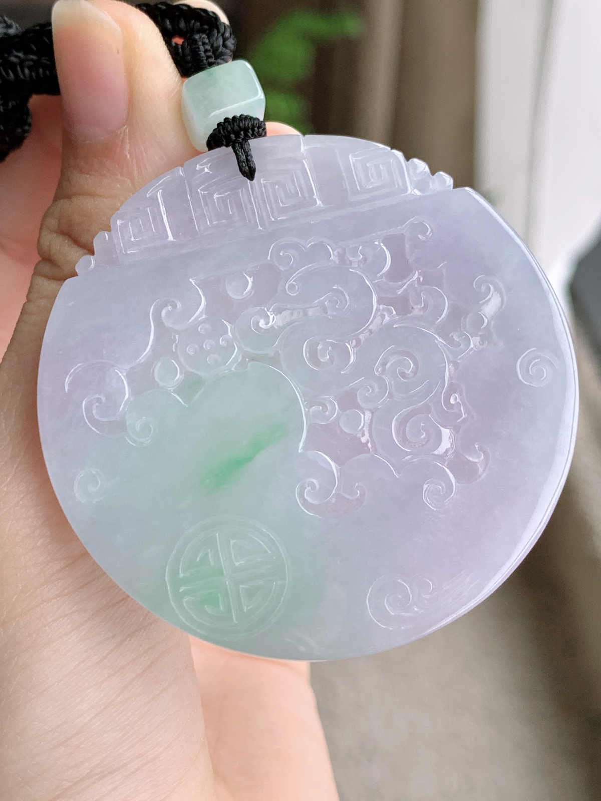 【裸石】冰紫底龙凤牌一对吊坠  
【说明】缅料 性价比高 飘花
【尺寸】左：52.4-5.1 右：52.5-5.6
【重量】左：42.4克 右：43.9克