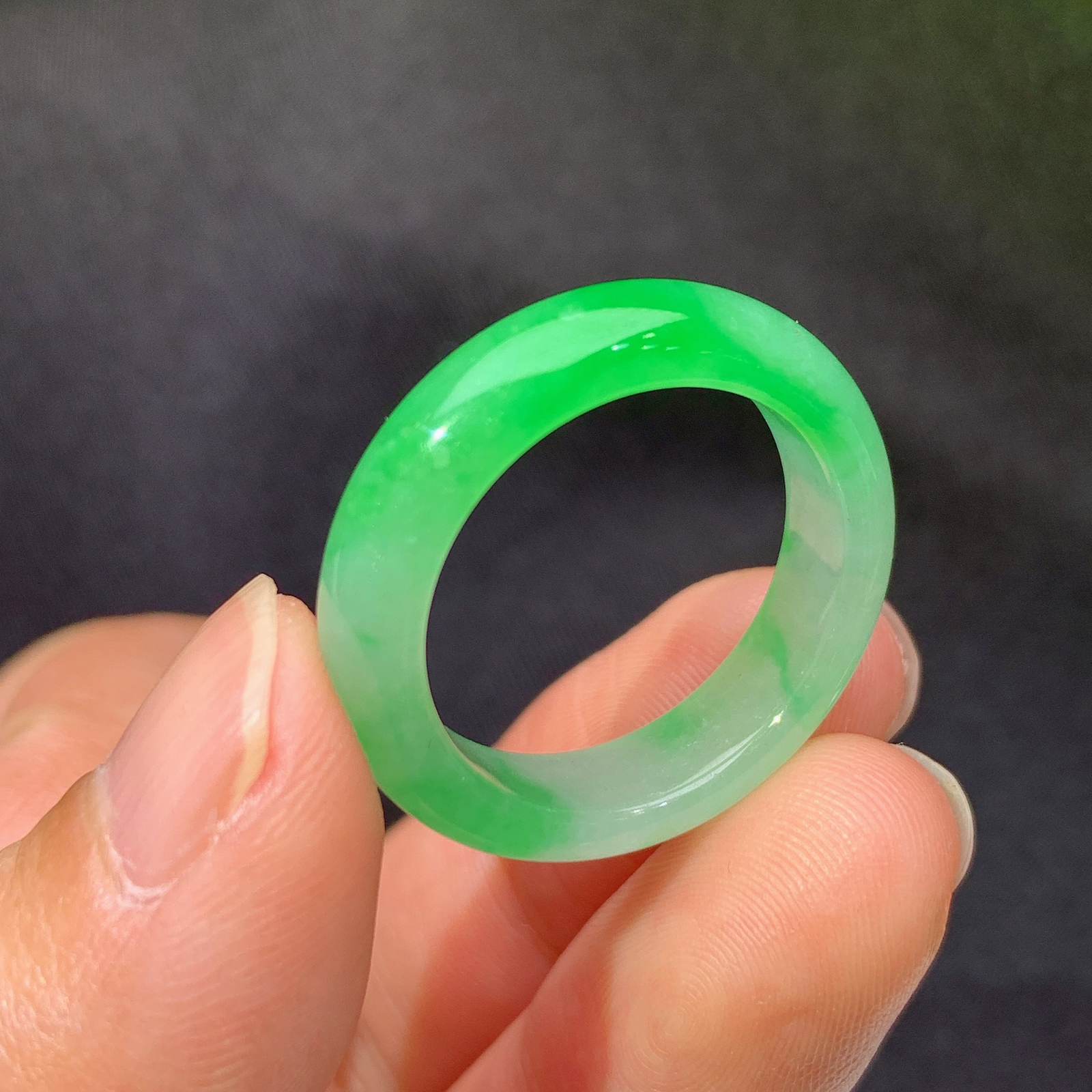 冰飘绿戒圈，指环，冰润色阳，玉质细腻，种水足，Ax 圈口18 尺寸5.7*3.2