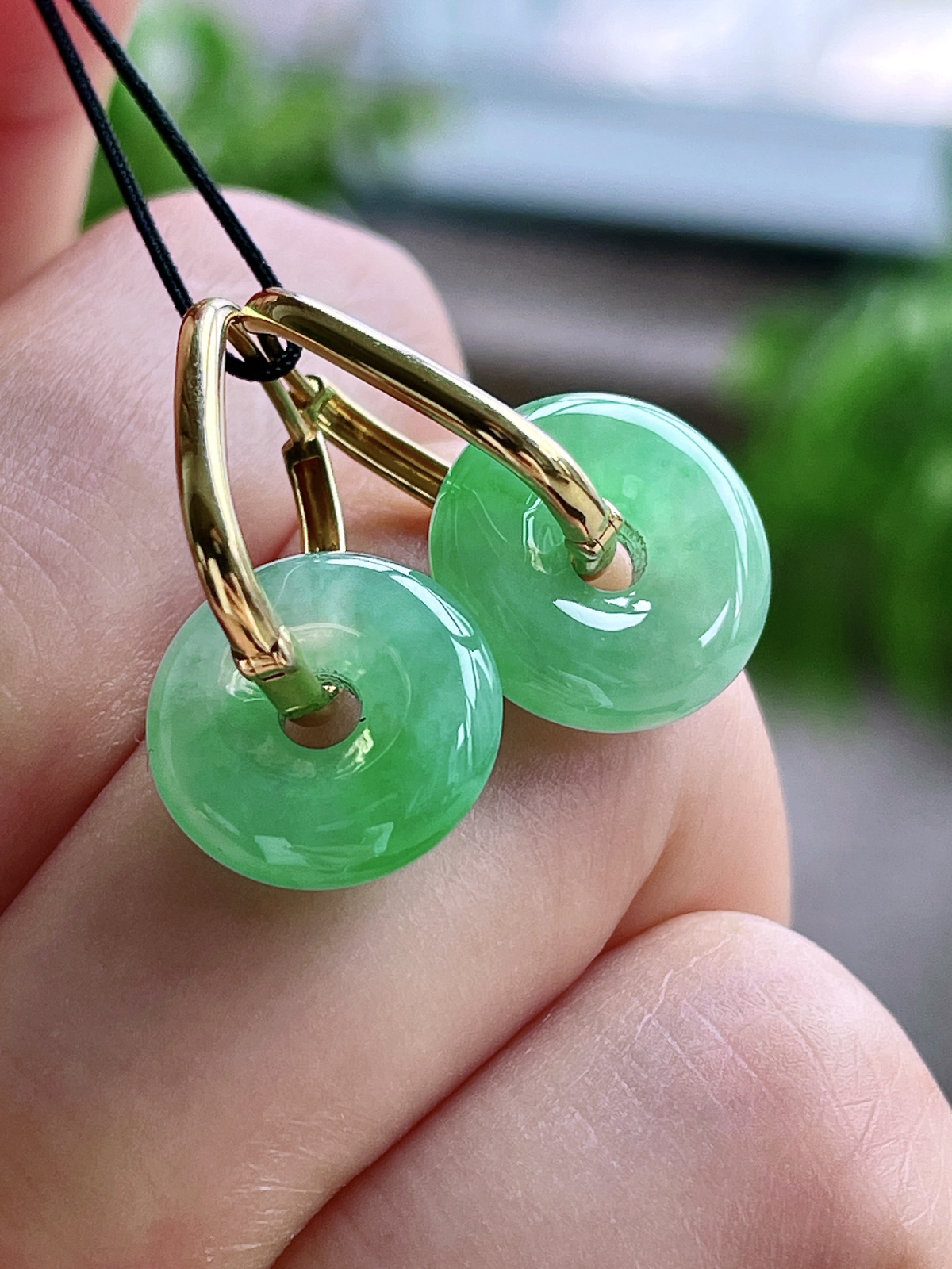 【镶嵌】冰甜阳绿甜甜圈耳坠 
【说明】缅料 18k金镶嵌 性价比高  
【裸石】12.4-3.9