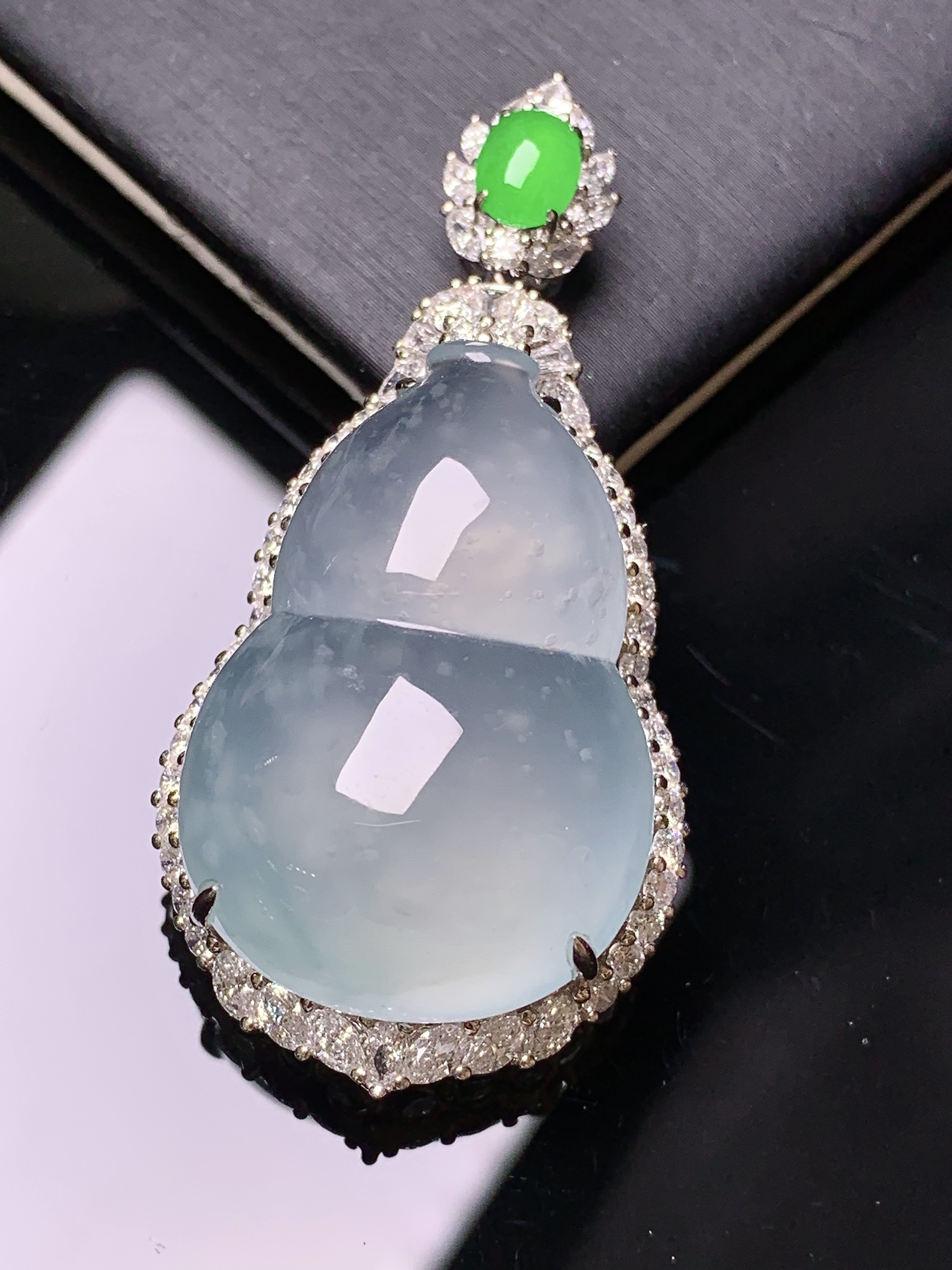 18k金钻镶嵌冰种葫芦吊坠 玉质细腻 色泽艳丽清新 水润亮眼 整体尺寸48.6*23.5*14.6m3