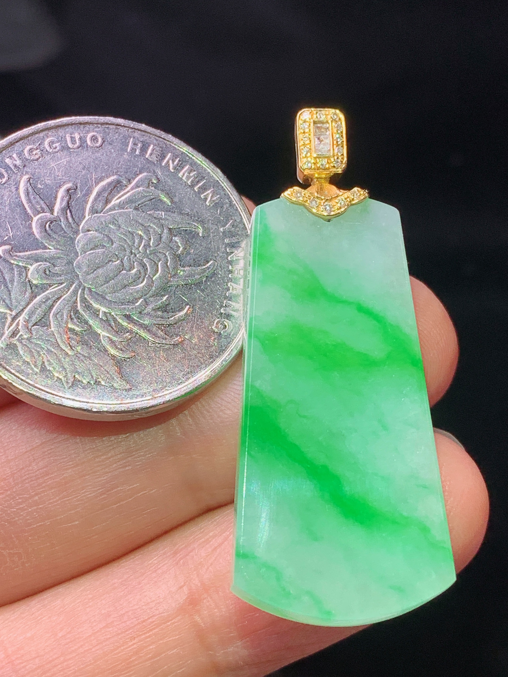 18k金钻镶嵌翠绿无事牌吊坠 玉质细腻 色泽艳丽清新 水润亮眼 整体尺寸39.2*15.7*4.2z1