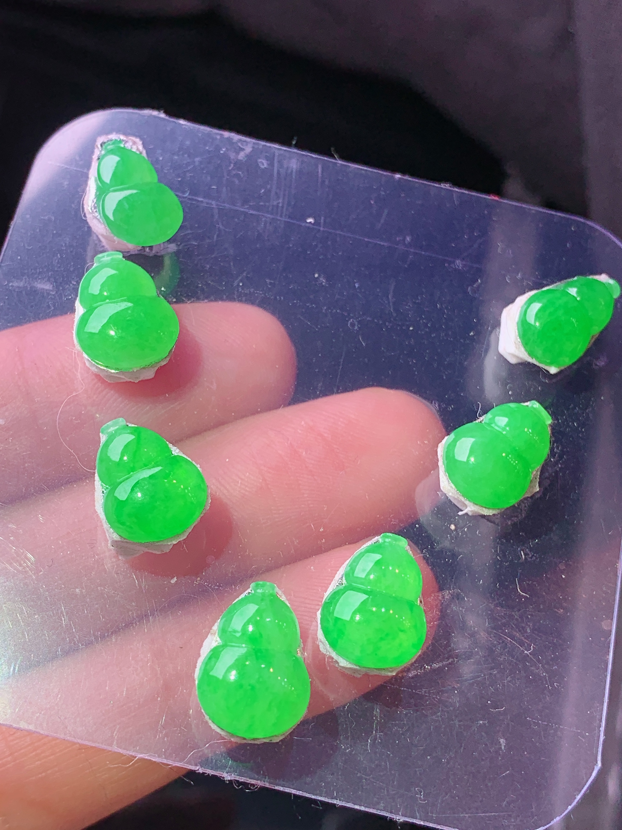 镶嵌款 翠绿葫芦一手 玉质细腻 色泽艳丽清新 水润亮眼 整体尺寸11.5*8.3*2.8j3