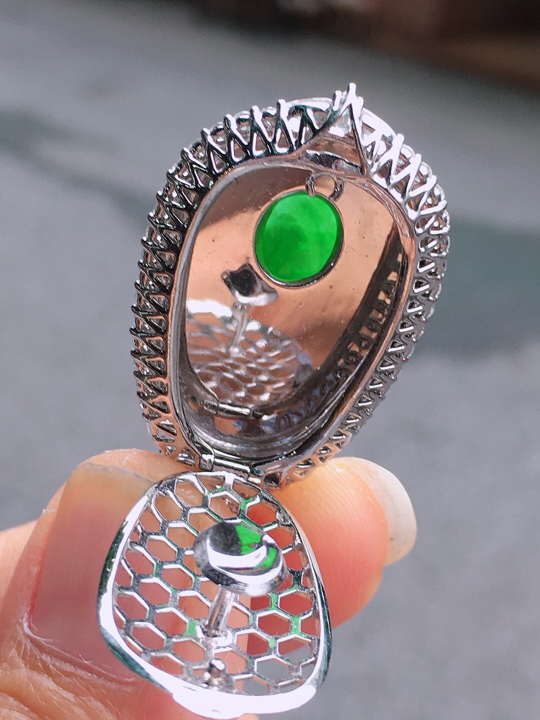 阳绿如意吊坠，色泽均匀艳丽，玉质细腻，荧光感超
强，饱满圆润，尽显优雅气质，18k
金豪华镶嵌