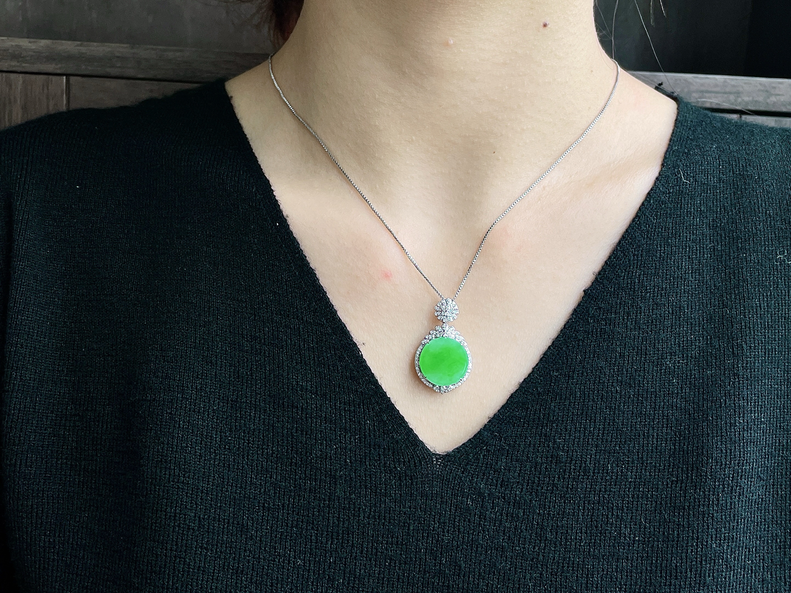 【镶嵌】冰阳绿圆牌无事牌吊坠  
【说明】18k金镶嵌 性价比高  
【整体】30-17.7-8.5
【裸石】14.8-3.6