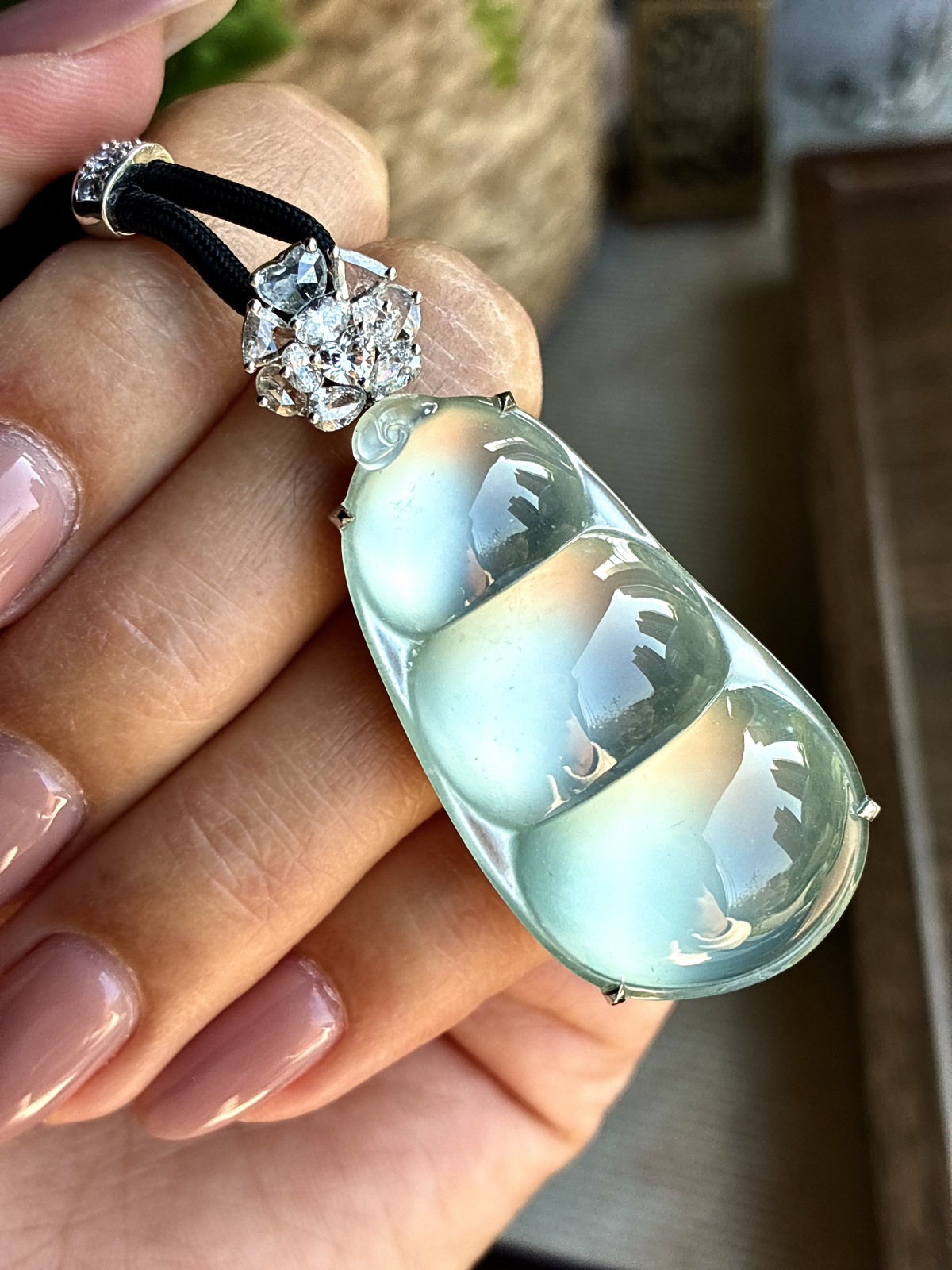 【镶嵌】🫧高冰玻璃种豆子福豆吊坠  
【说明】缅料 18k金镶嵌 性价比高  
【整体】54-22.7-14.7
【裸石】43.2-22.7-10.5


•玻璃凝福豆，冰透蕴清光