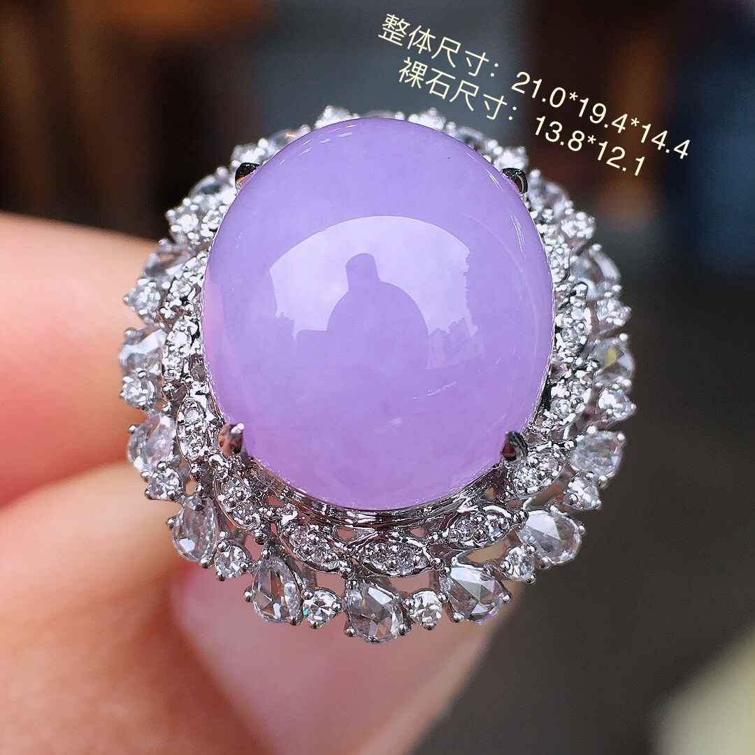 紫罗兰蛋面戒指，色泽均匀艳丽，玉质细腻，荧光感超
强，饱满圆润，尽显优雅气质，18k
金豪华镶嵌