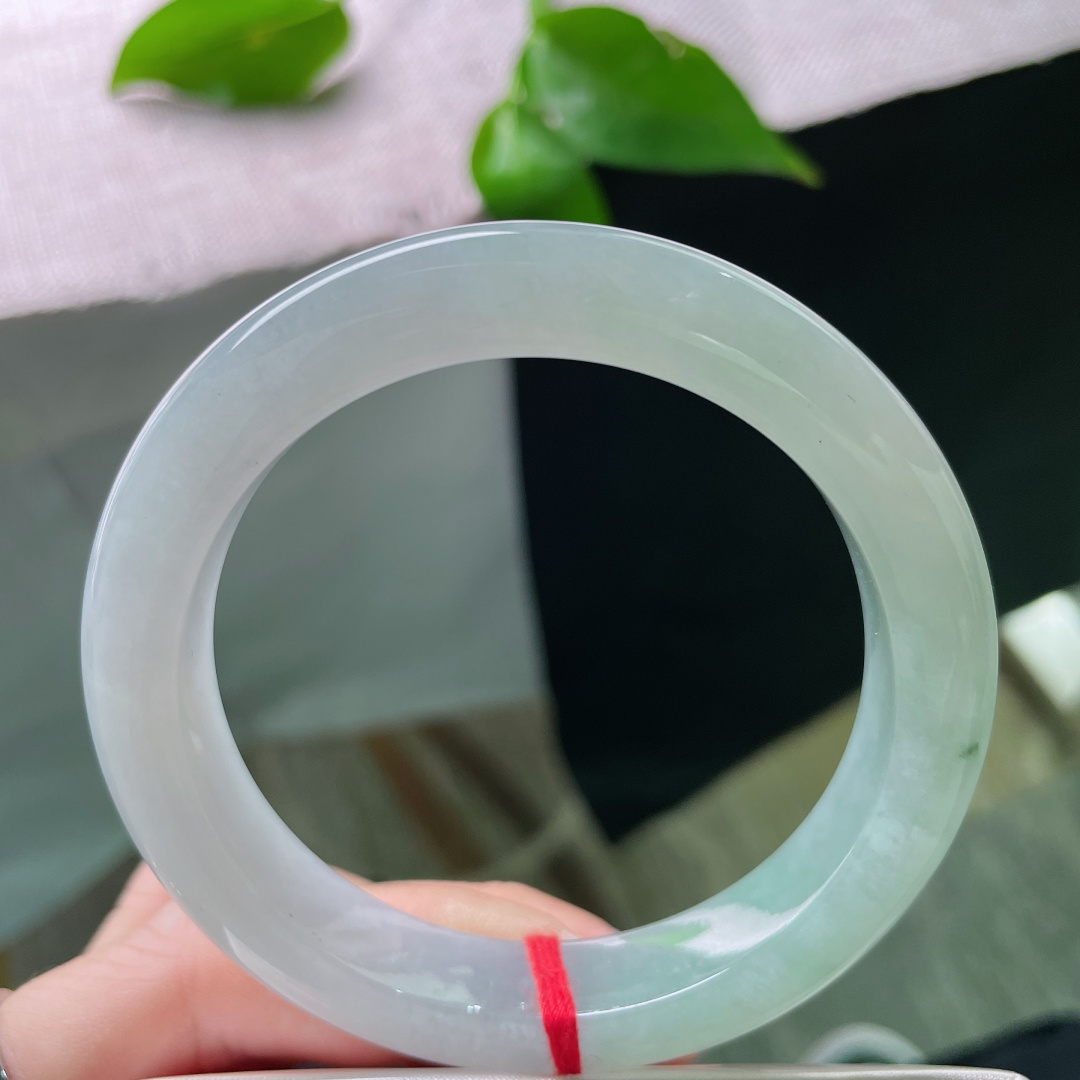 55.9/11.4/9.2，淡蓝底正圈，颜色由浅入深过渡自然，一抹飘花增添韵味，ss48112a