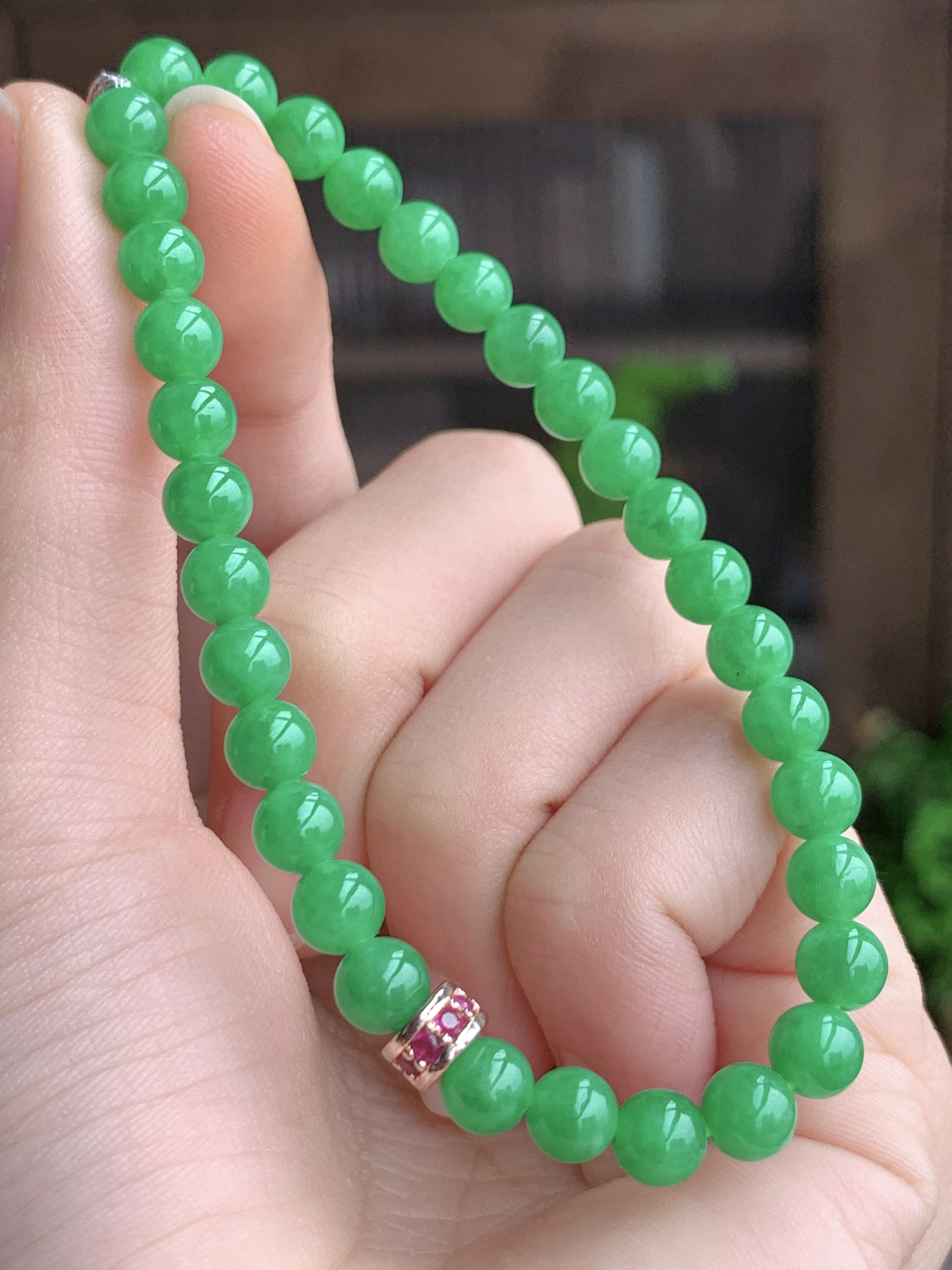 【珠子】冰阳绿手串满绿圆珠子手串
【说明】缅料 性价比高  
【尺寸】5.6mm