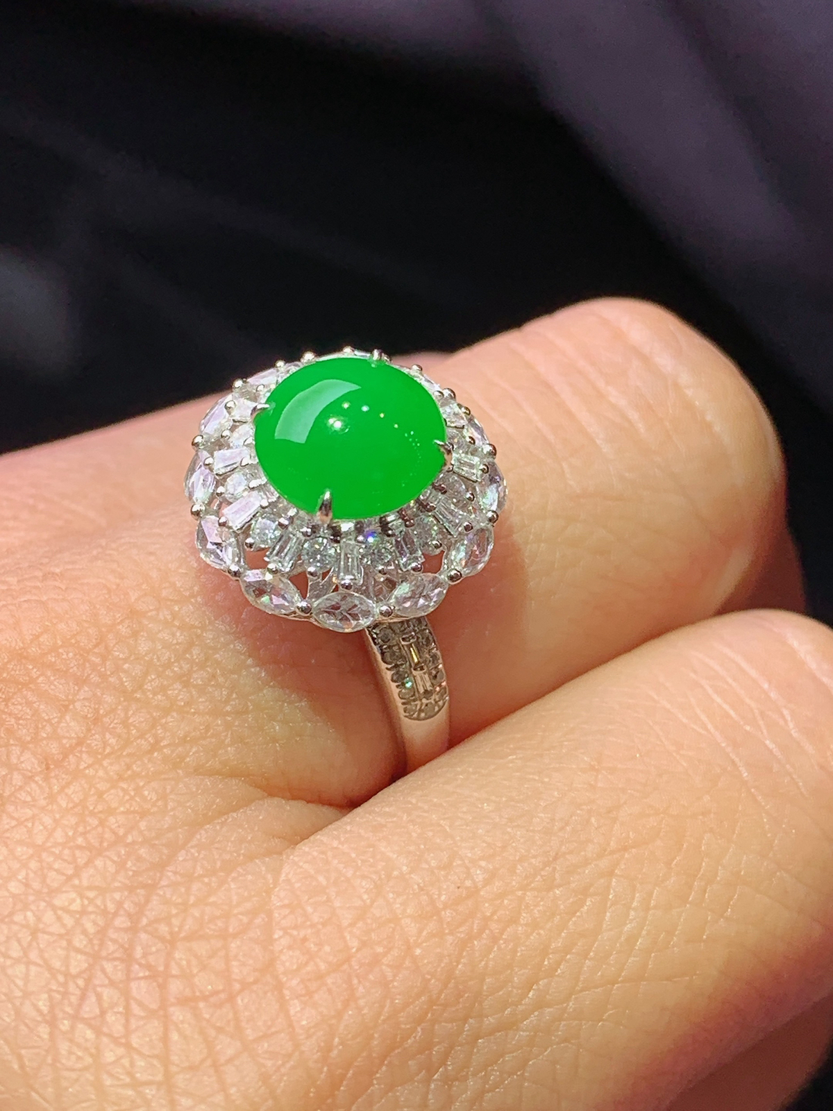 18k金钻镶嵌满绿蛋面戒指 玉质细腻 色泽艳丽清新 水润亮眼 圈口13.5 整体尺寸14.5*11.2t1