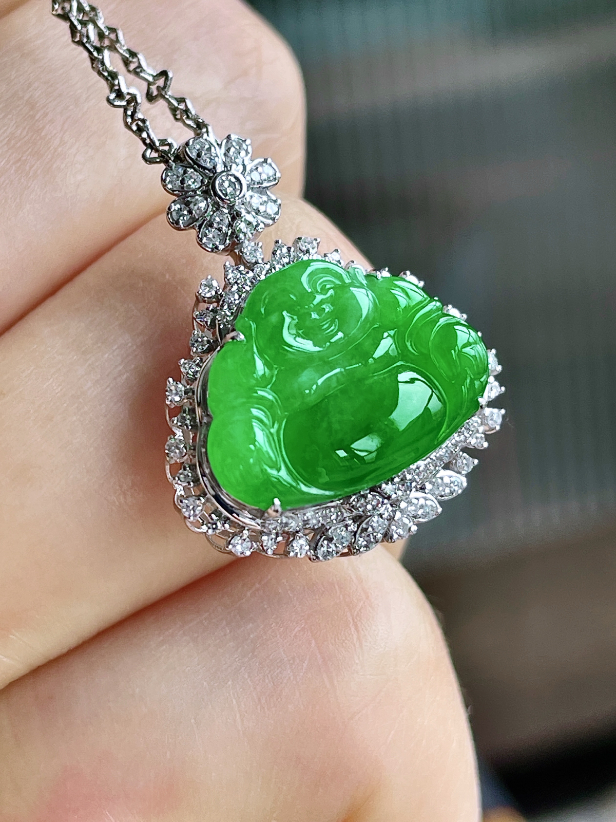 【镶嵌】冰阳绿佛公吊坠  
【说明】18k金镶嵌 性价比高  
【整体】23.3-19-8.4
【