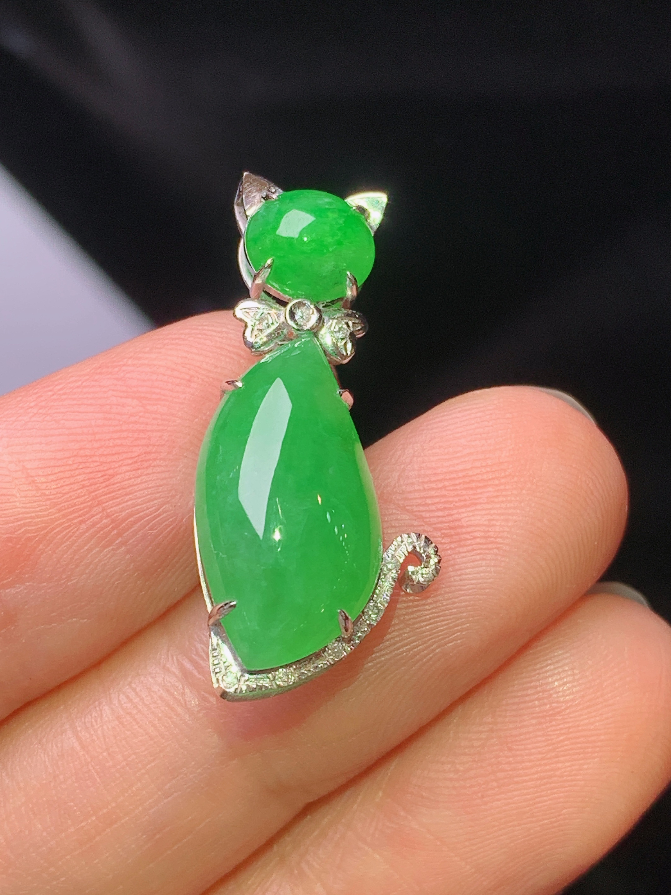 18k金钻镶嵌满绿随形吊坠 玉质细腻 色泽艳丽清新 水润亮眼 整体尺寸26.6*12*6.3x5