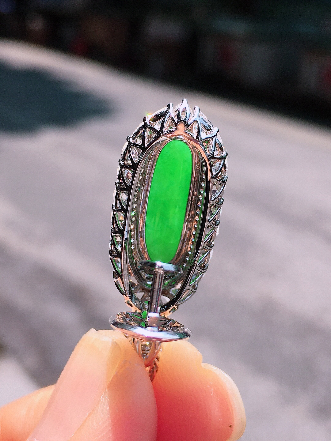 阳绿福瓜吊坠，色泽均匀艳丽，玉质细腻，荧光感超
强，饱满圆润，尽显优雅气质，18k
金豪华镶嵌