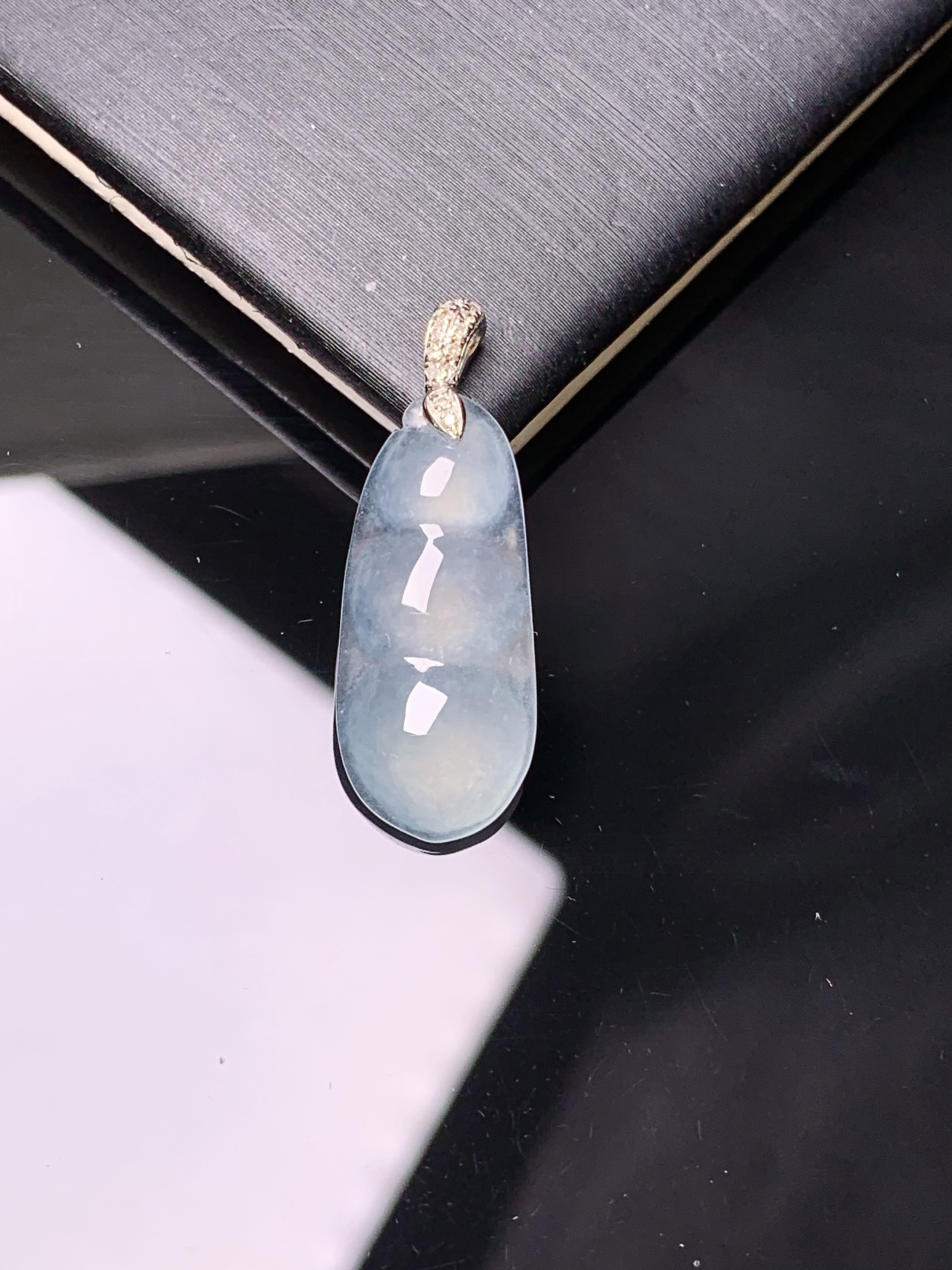 18k金钻镶嵌冰种四季豆吊坠 玉质细腻 色泽艳丽清新 水润亮眼 整体尺寸26.3*9.5*4.3z1