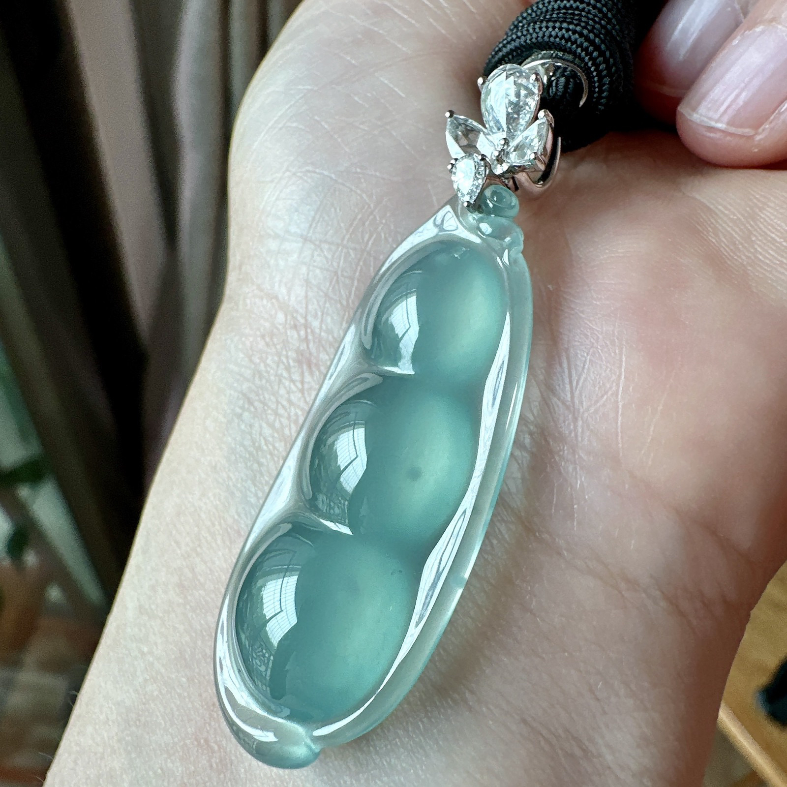 【冰种福豆吊坠】天空蓝老料，起钢光，种地上乘，冰感十足，通透起光，饱满圆润，收藏品质，18k金钻镶嵌，裸石尺寸43.6*17.1*8.2毫米