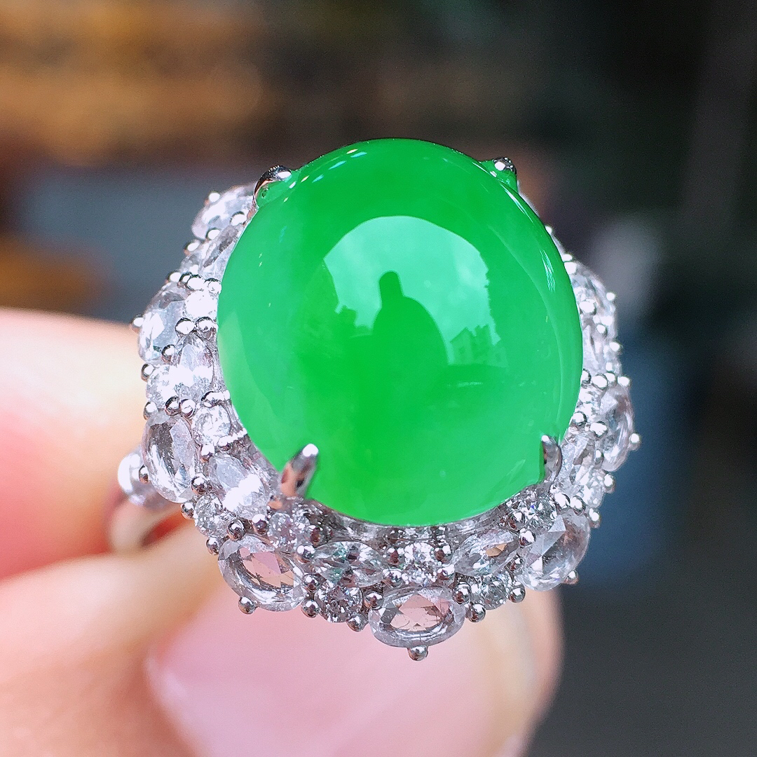 阳绿蛋面戒指，色泽均匀艳丽，玉质细腻，荧光感超
强，饱满圆润，尽显优雅气质，18k
金豪华镶嵌