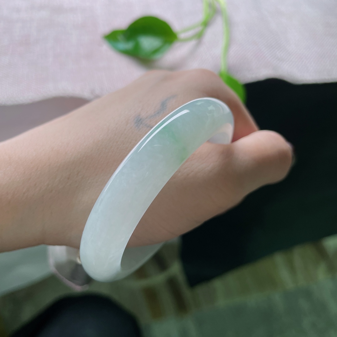 52.3/12/7.5，白底正圈，俏色点缀，腕间一抹春风绿，清澈了时光。整体，ss50054a