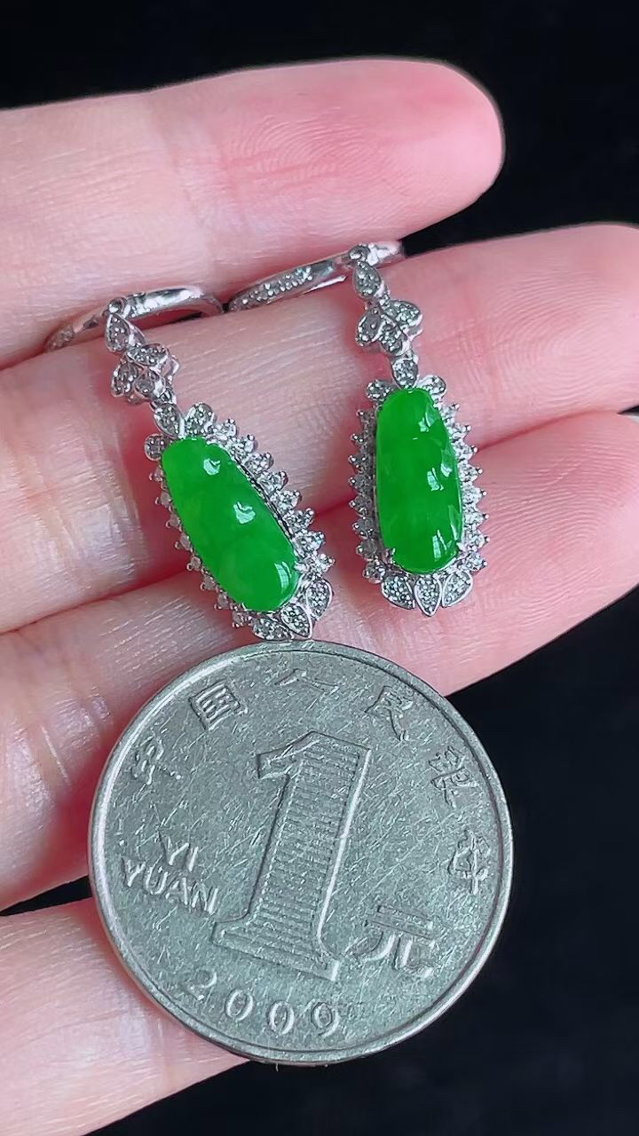 【翡翠名称】18K金豪华镶钻冰阳绿福豆耳坠
【翡翠尺寸】总尺寸38.3/8/6mm
【翡翠描述】宝贝种老水足，玉质细腻，色泽靓丽，性价比高，佩戴效果好！
【其它赠送】权威证书/精美挂绳盒子/支持全国复检