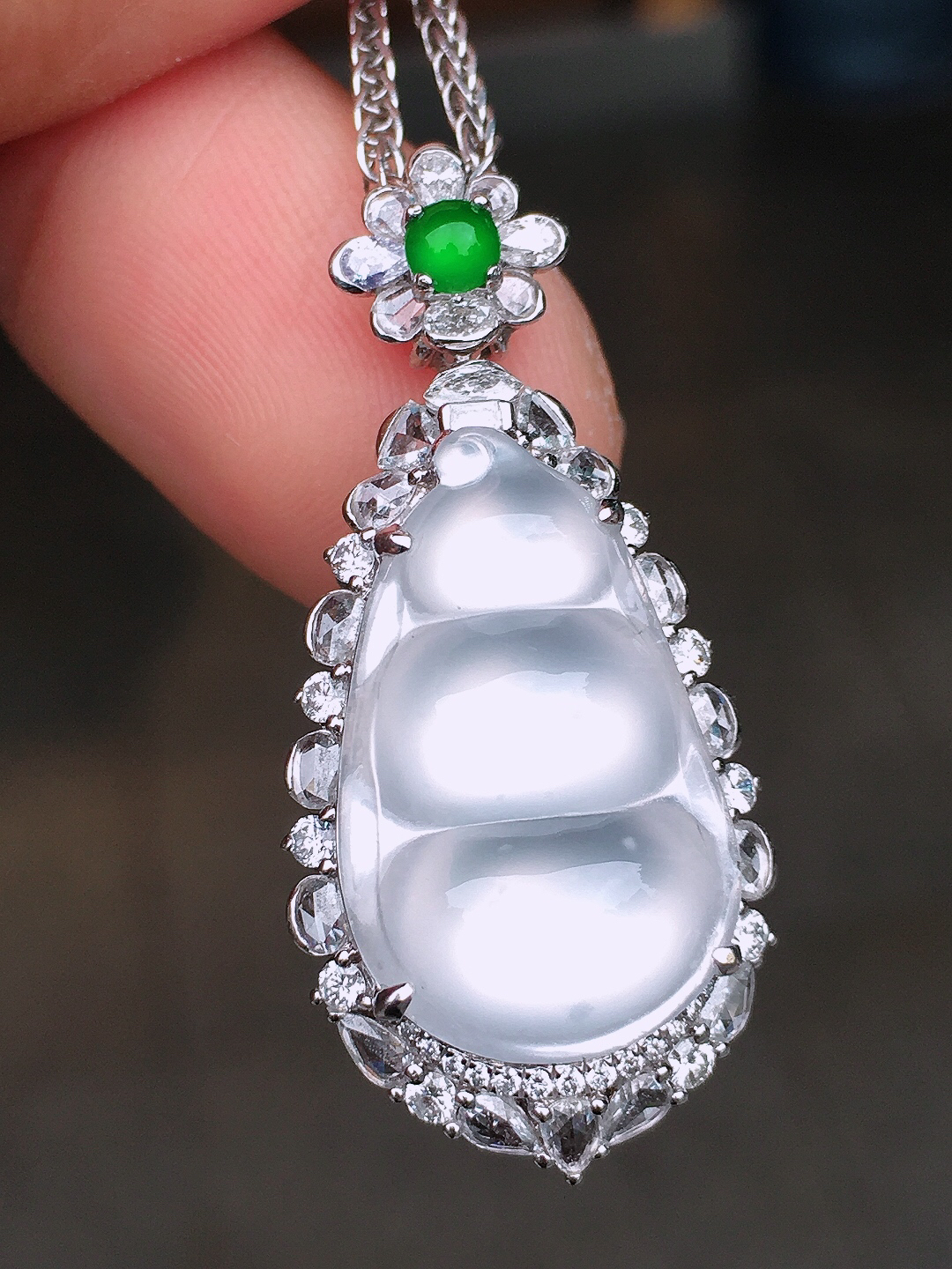 冰种福豆吊坠，玉质细腻，荧光感超
强，饱满圆润，尽显优雅气质，18k
金豪华镶嵌