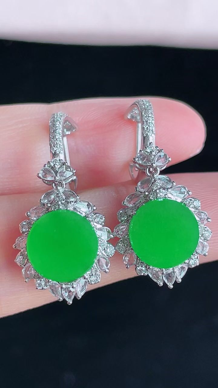 【翡翠名称】18K金豪华镶钻冰阳绿平安无事牌耳坠
【翡翠尺寸】总尺寸31.2/13/7.8mm
【翡