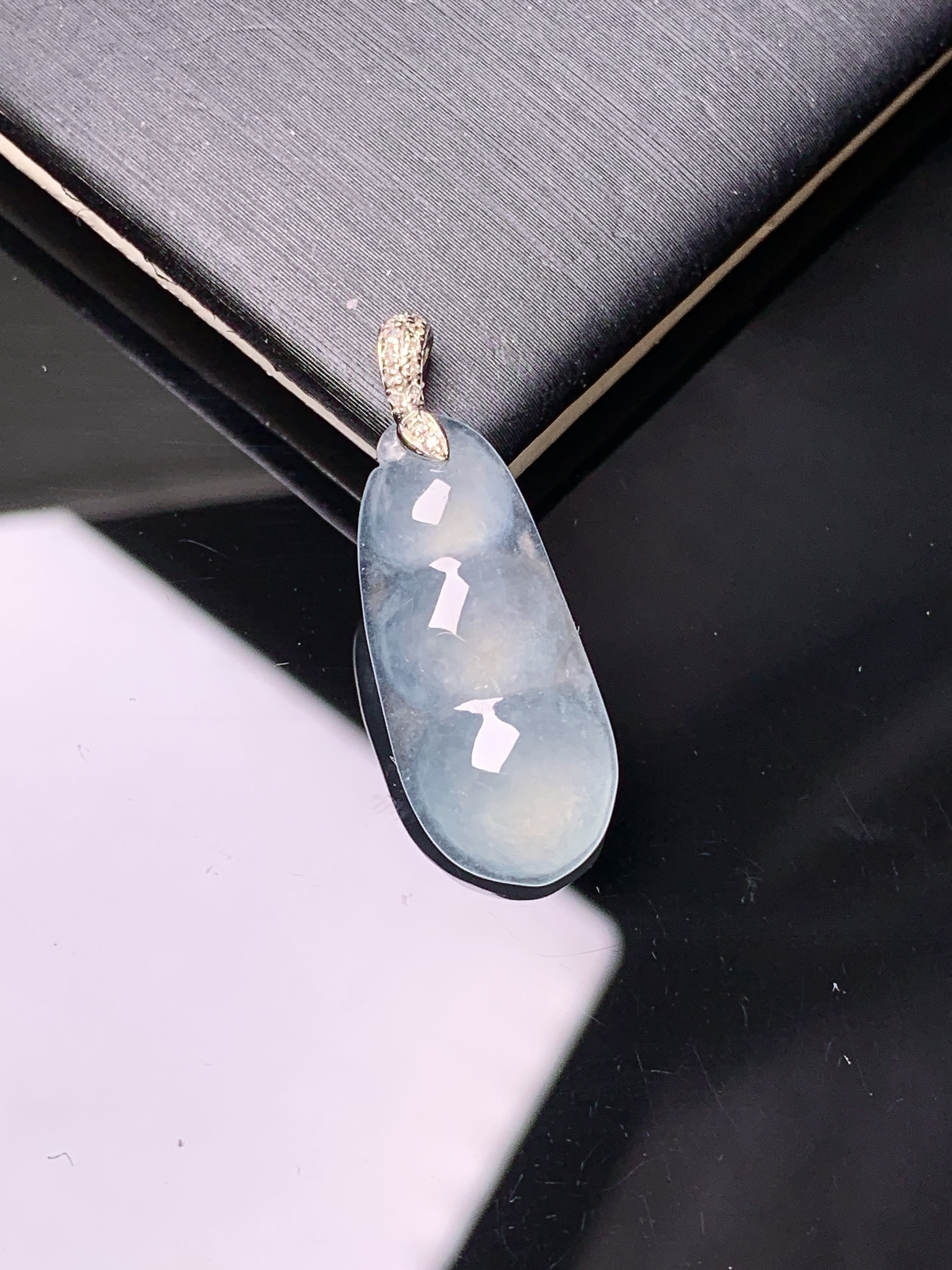 18k金钻镶嵌冰种四季豆吊坠 玉质细腻 色泽艳丽清新 水润亮眼 整体尺寸26.3*9.5*4.3z1