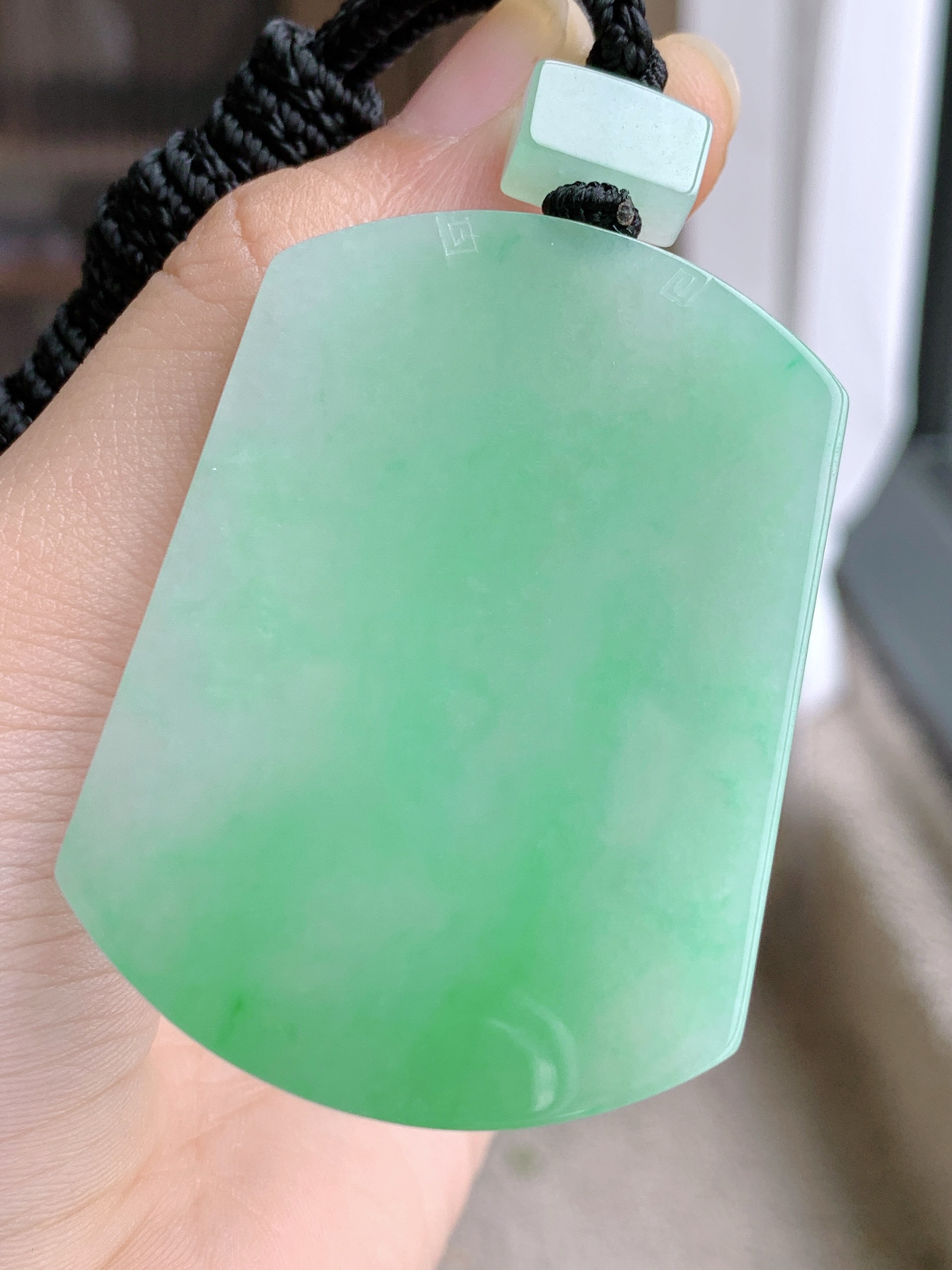 【裸石】冰飘绿花无事牌吊坠  
【说明】缅料 性价比高  
【尺寸】53.6-39.4-5.6