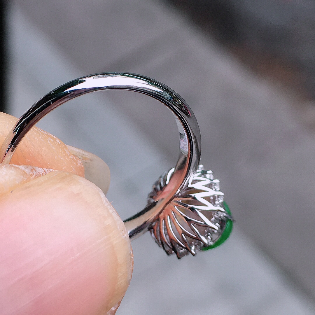 阳绿蛋面戒指，色泽均匀艳丽，玉质细腻，荧光感超
强，饱满圆润，尽显优雅气质，18k
金豪华镶嵌