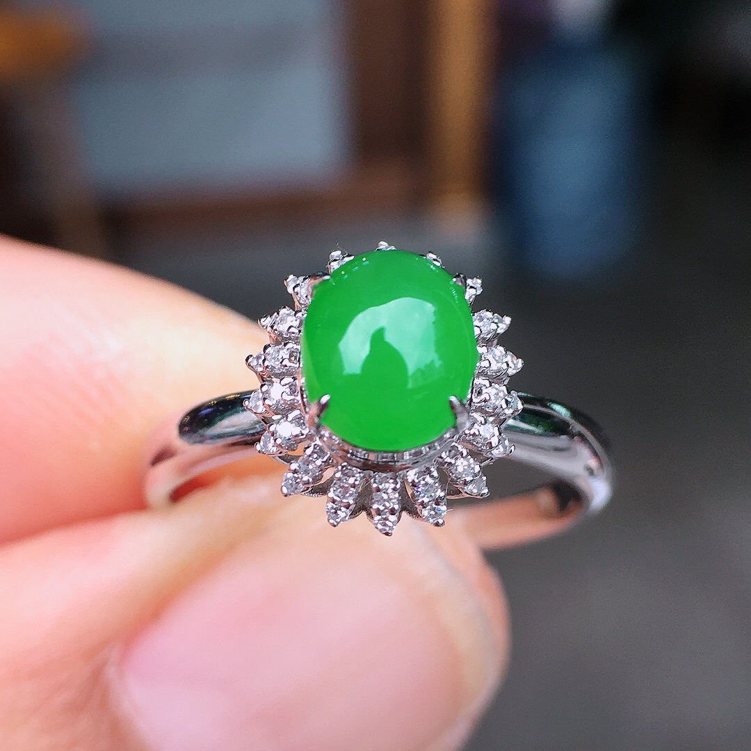 阳绿蛋面戒指，色泽均匀艳丽，玉质细腻，荧光感超
强，饱满圆润，尽显优雅气质，18k
金豪华镶嵌