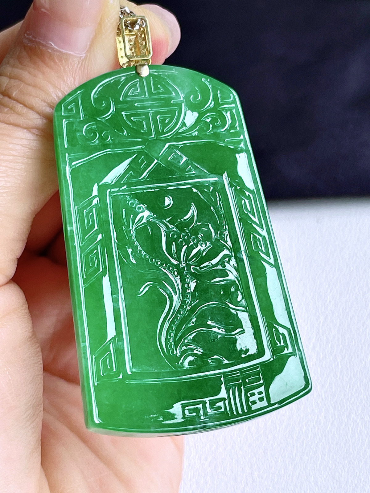 【镶嵌】冰阳绿荷花牌吊坠  
【说明】缅料 18k金镶嵌 性价比高  
【整体】63.7
【裸石】54.8-34.2-6.5