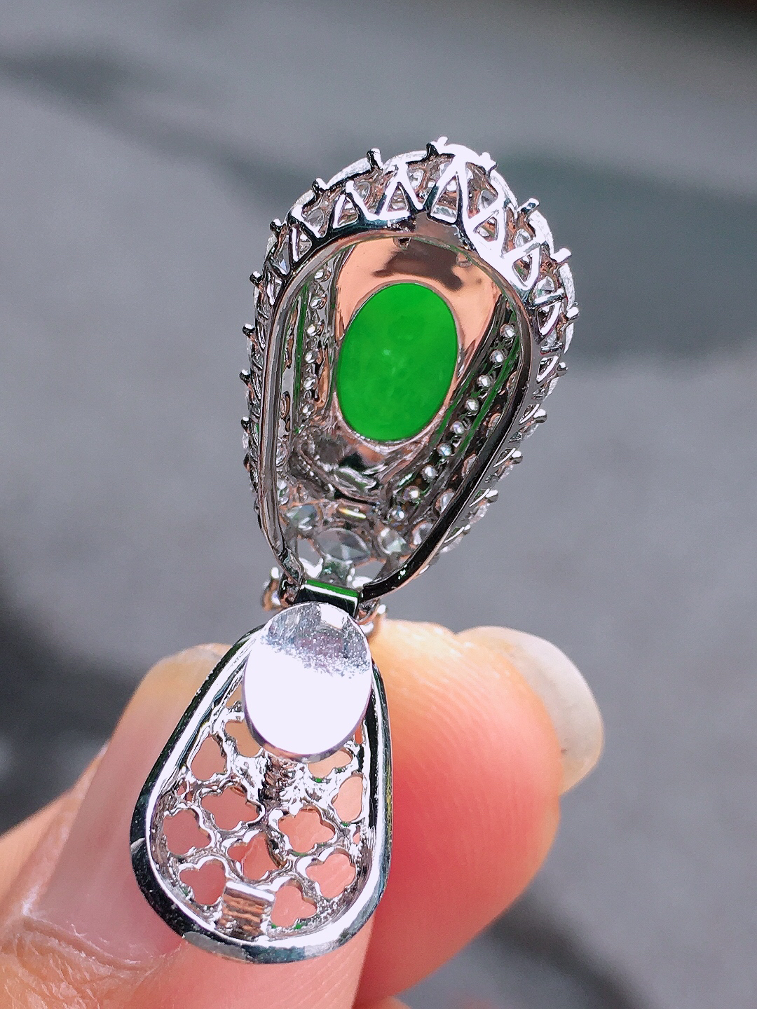 阳绿福瓜吊坠，色泽均匀艳丽，玉质细腻，荧光感超
强，饱满圆润，尽显优雅气质，18k
金豪华镶嵌