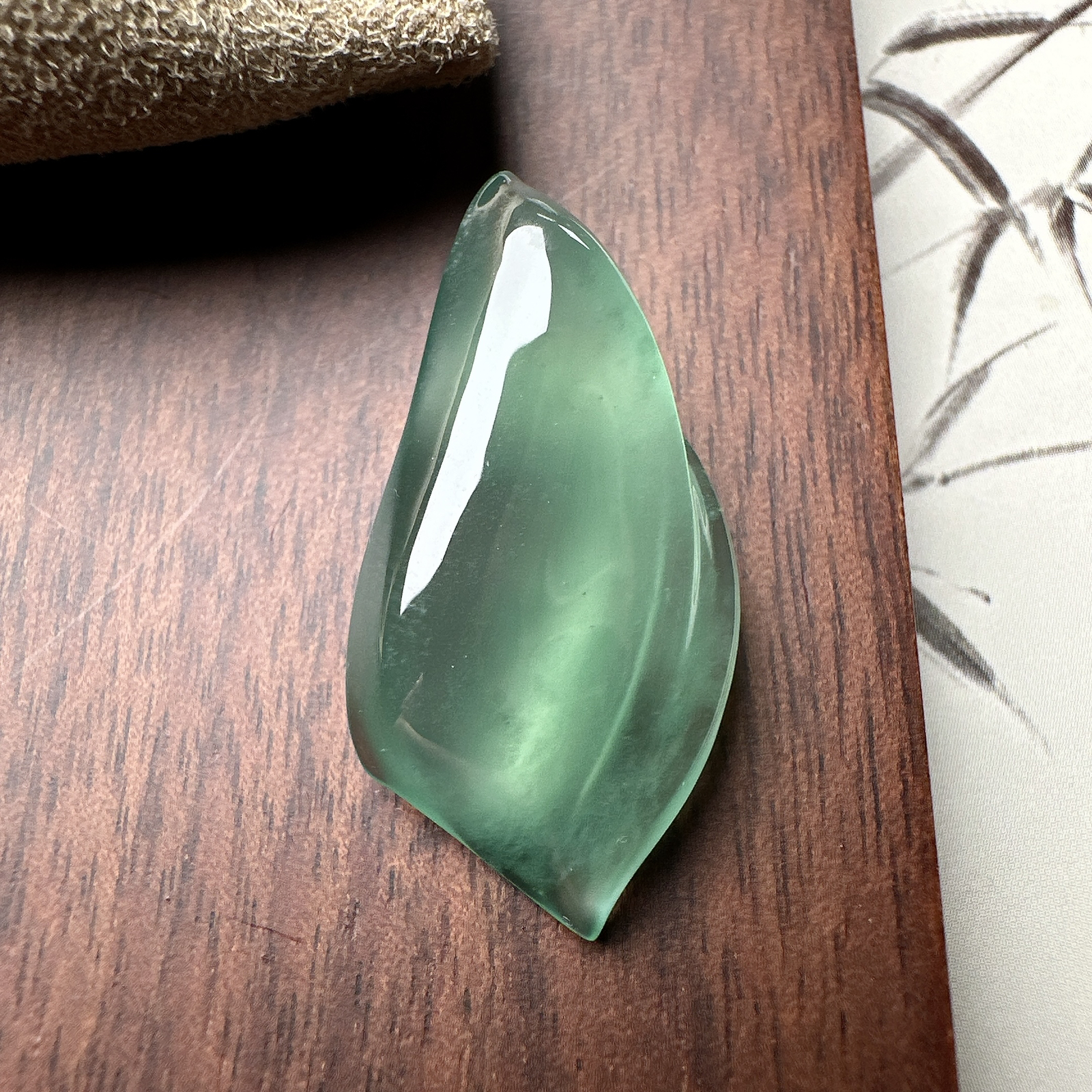 【冰种晴绿随形裸石】质地细腻，冰润十足，种老冰透，收藏品质