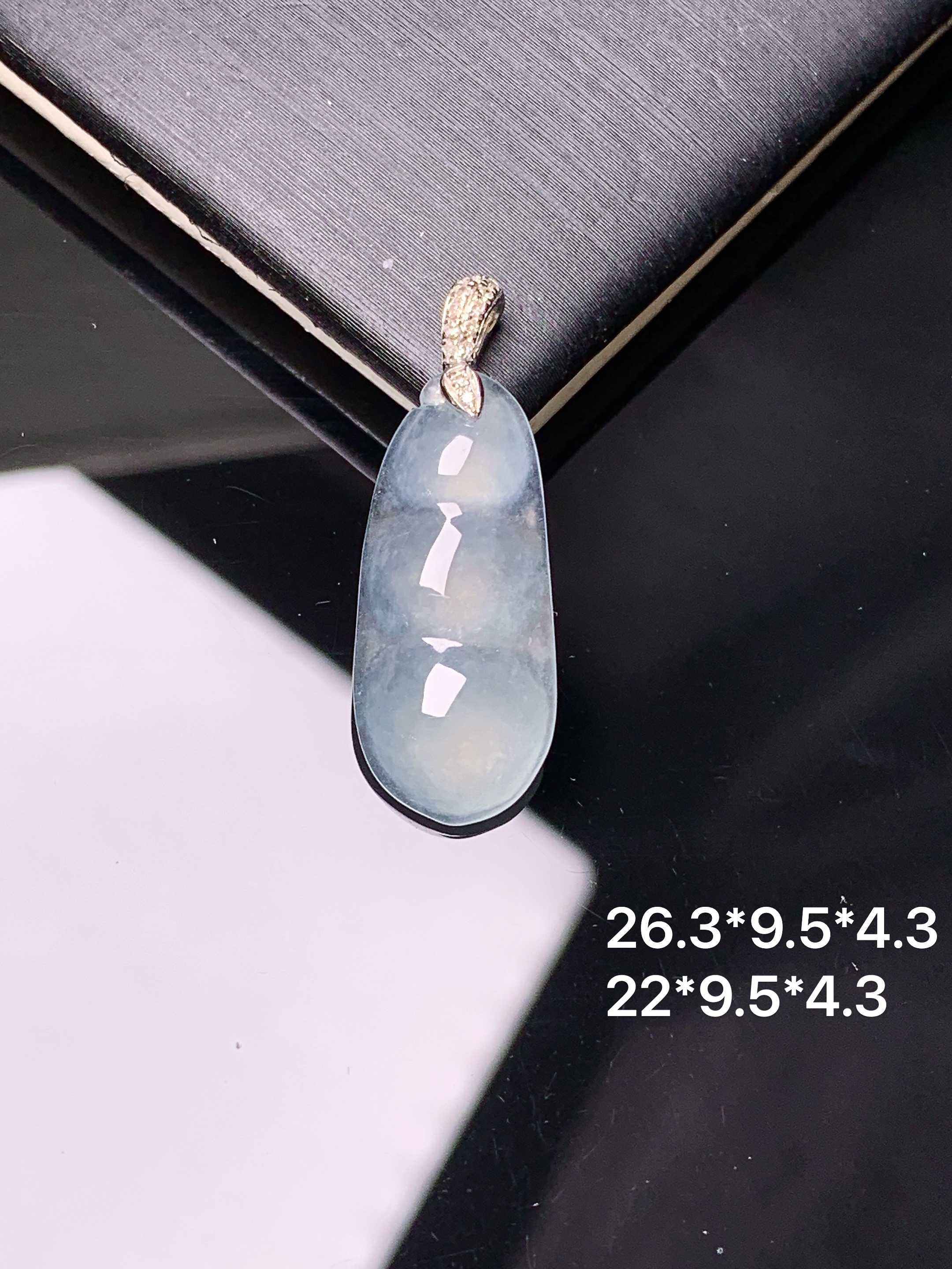 18k金钻镶嵌冰种四季豆吊坠 玉质细腻 色泽艳丽清新 水润亮眼 整体尺寸26.3*9.5*4.3z1
