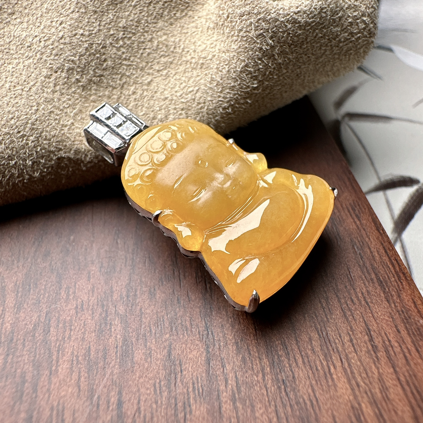 【冰种黄翡宝宝佛】冰感十足，通透感好，质地细腻冰润，通体起荧光。18k金钻镶嵌，裸石尺寸21*16.6*4毫米