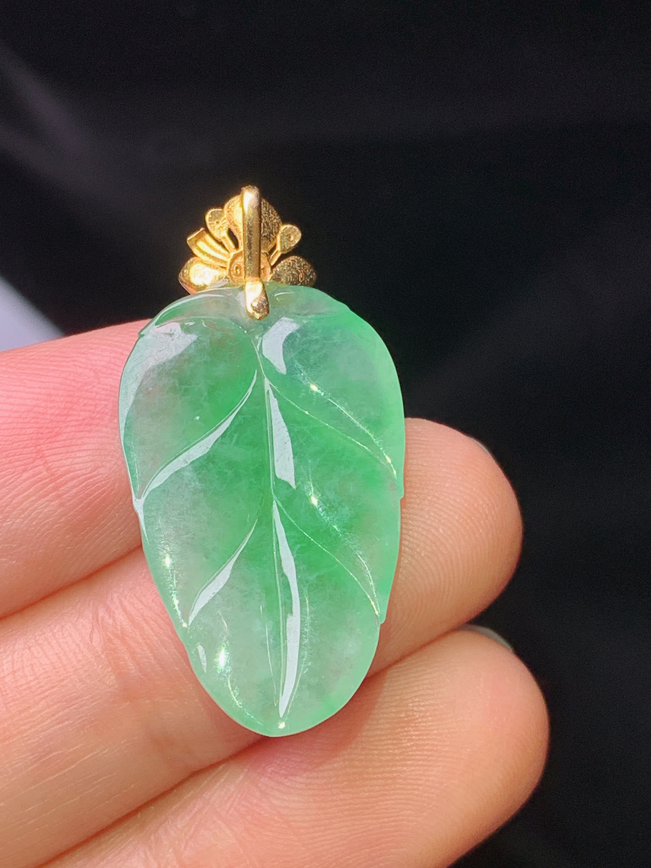 18k金镶嵌飘绿树叶吊坠 玉质细腻 色泽艳丽清新 水润亮眼 整体尺寸31*15.3*3.5x5