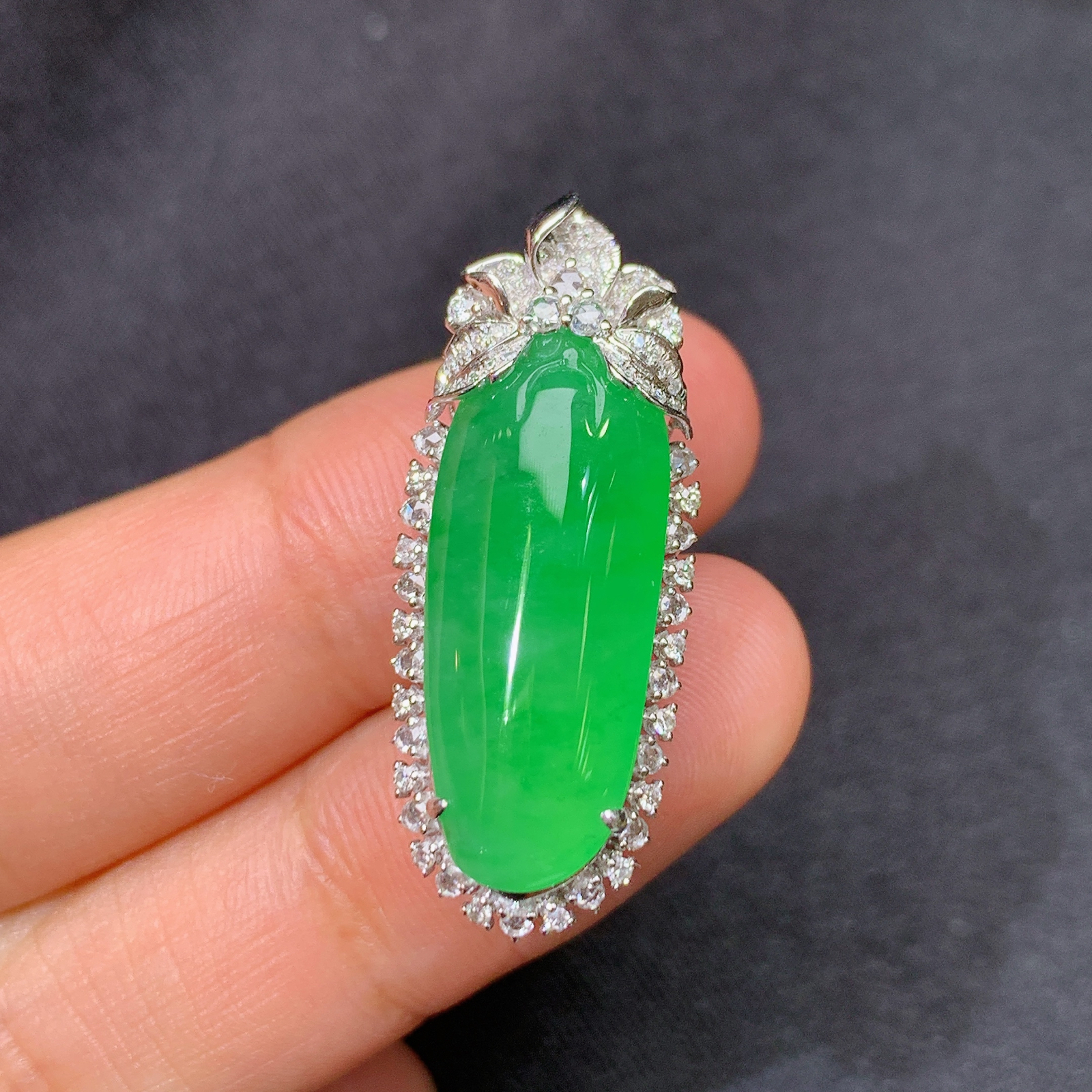 翠绿绿福瓜吊坠，18k金镶嵌，冰润色阳，玉质细腻，种水足，Jz 尺寸31.7*12.4*10.1