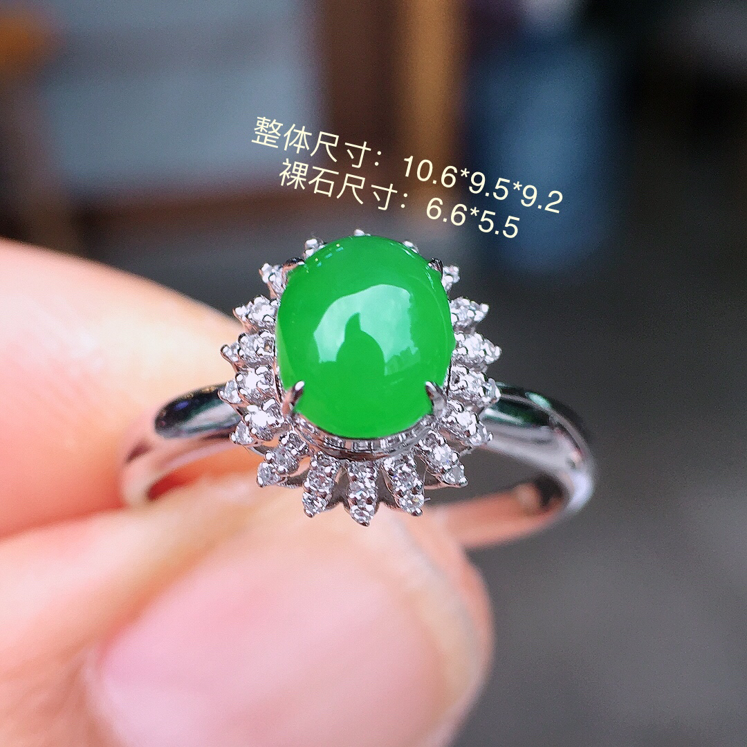 阳绿蛋面戒指，色泽均匀艳丽，玉质细腻，荧光感超
强，饱满圆润，尽显优雅气质，18k
金豪华镶嵌