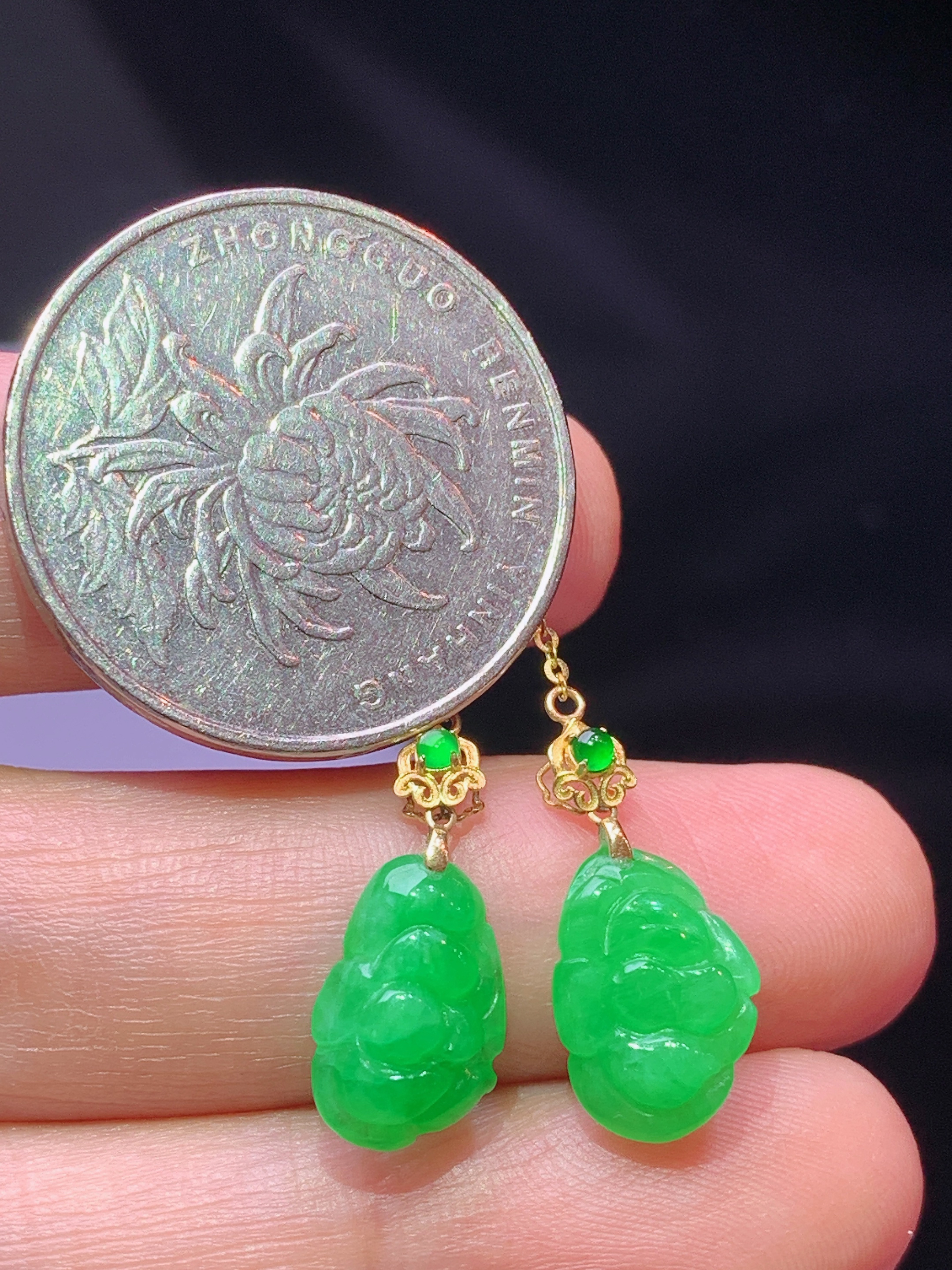 18k金镶嵌翠绿如意吊坠 玉质细腻 色泽艳丽清新 水润亮眼 整体尺寸39*8.5*3.5z1