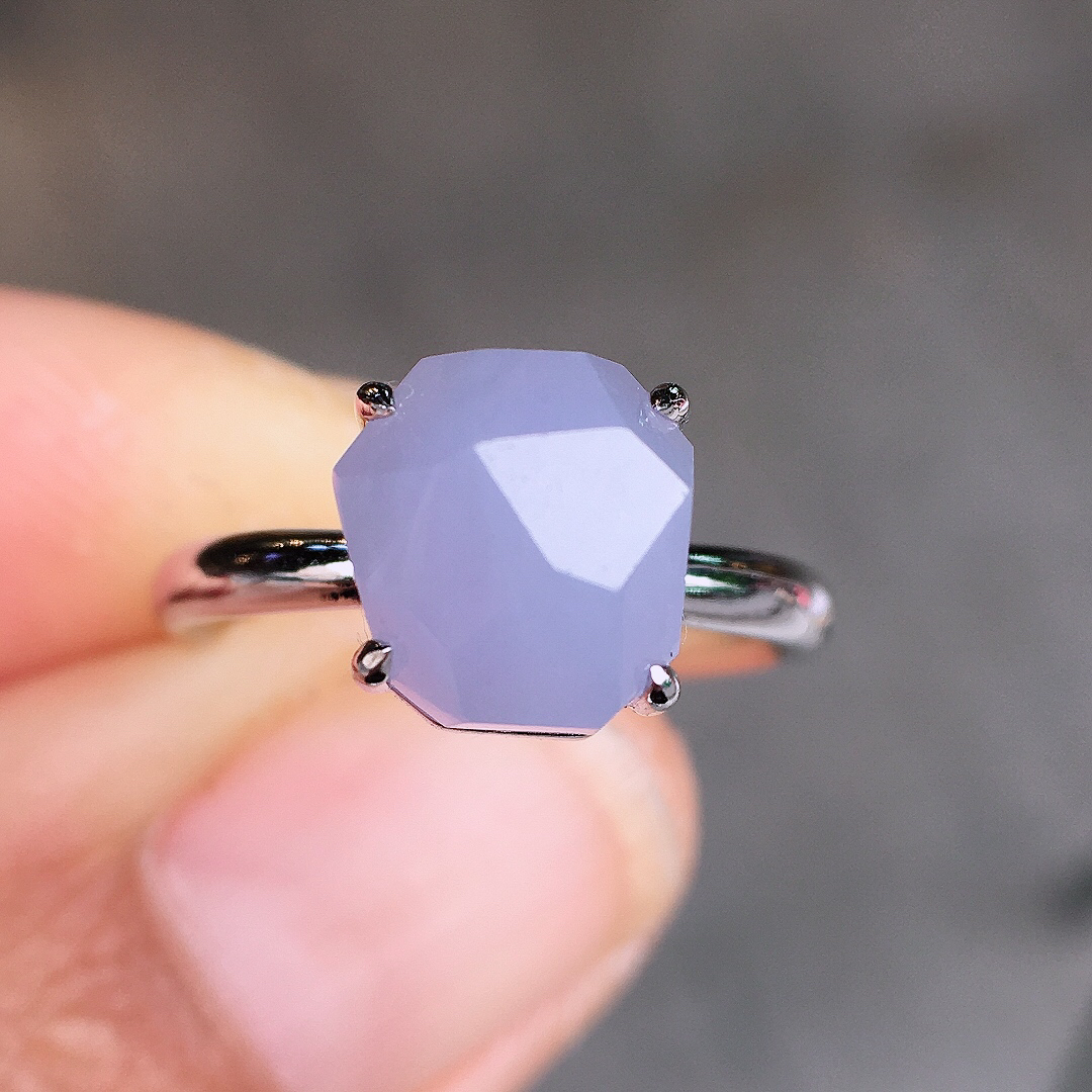 紫罗兰方块戒指，色泽均匀艳丽，玉质细腻，荧光感超
强，饱满圆润，尽显优雅气质，18k
金豪华镶嵌