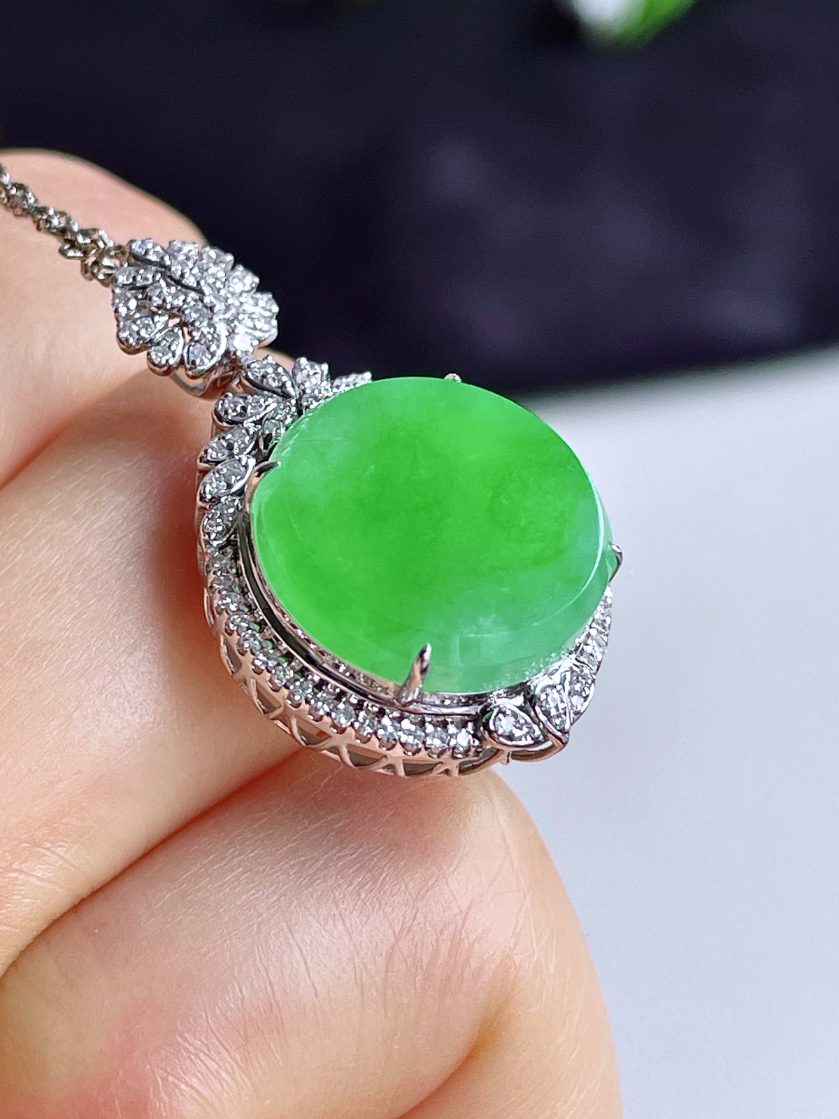 【镶嵌】冰阳绿圆牌无事牌吊坠  
【说明】18k金镶嵌 性价比高  
【整体】30-17.7-8.5
【裸石】14.8-3.6