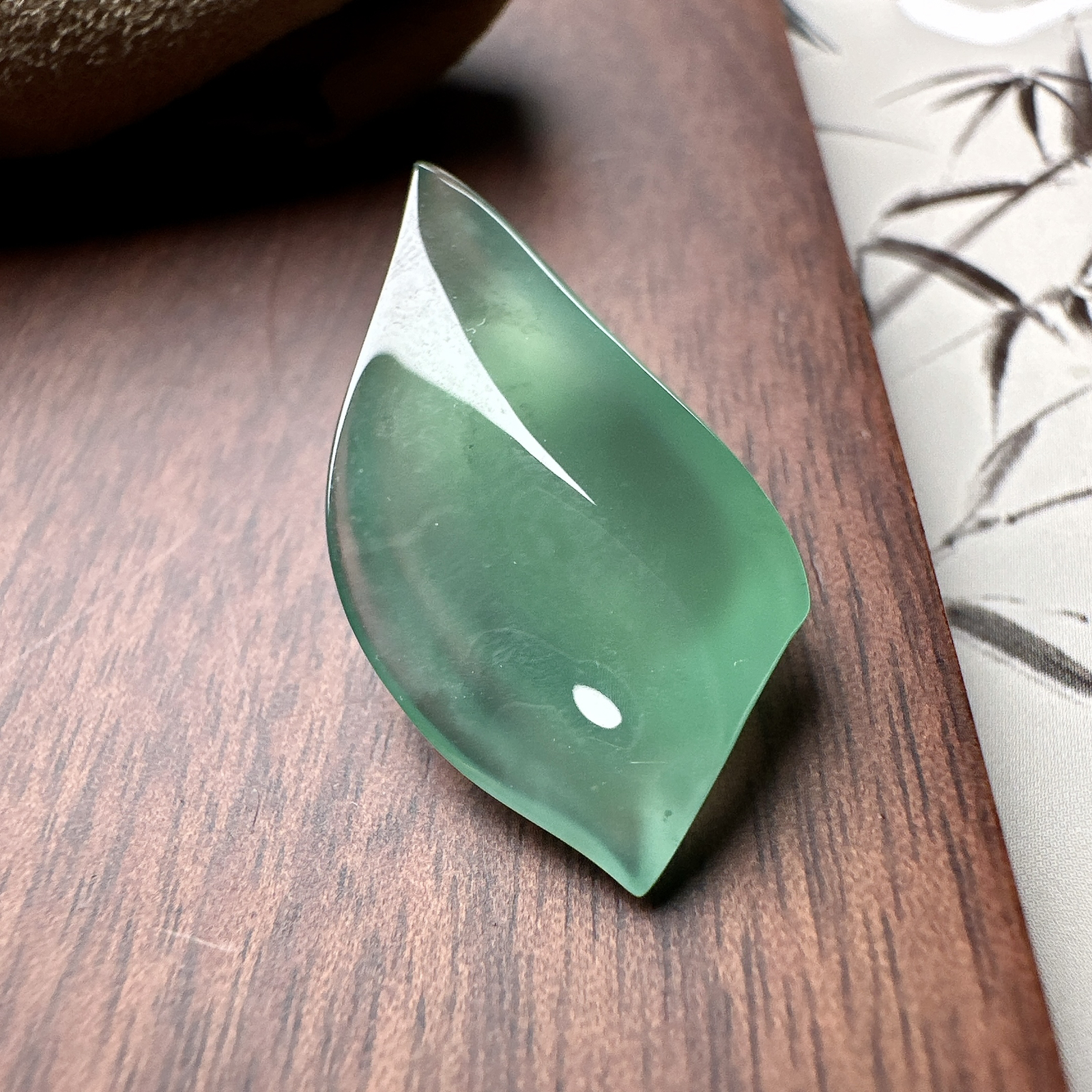 【冰种晴绿随形裸石】质地细腻，冰润十足，种老冰透，收藏品质